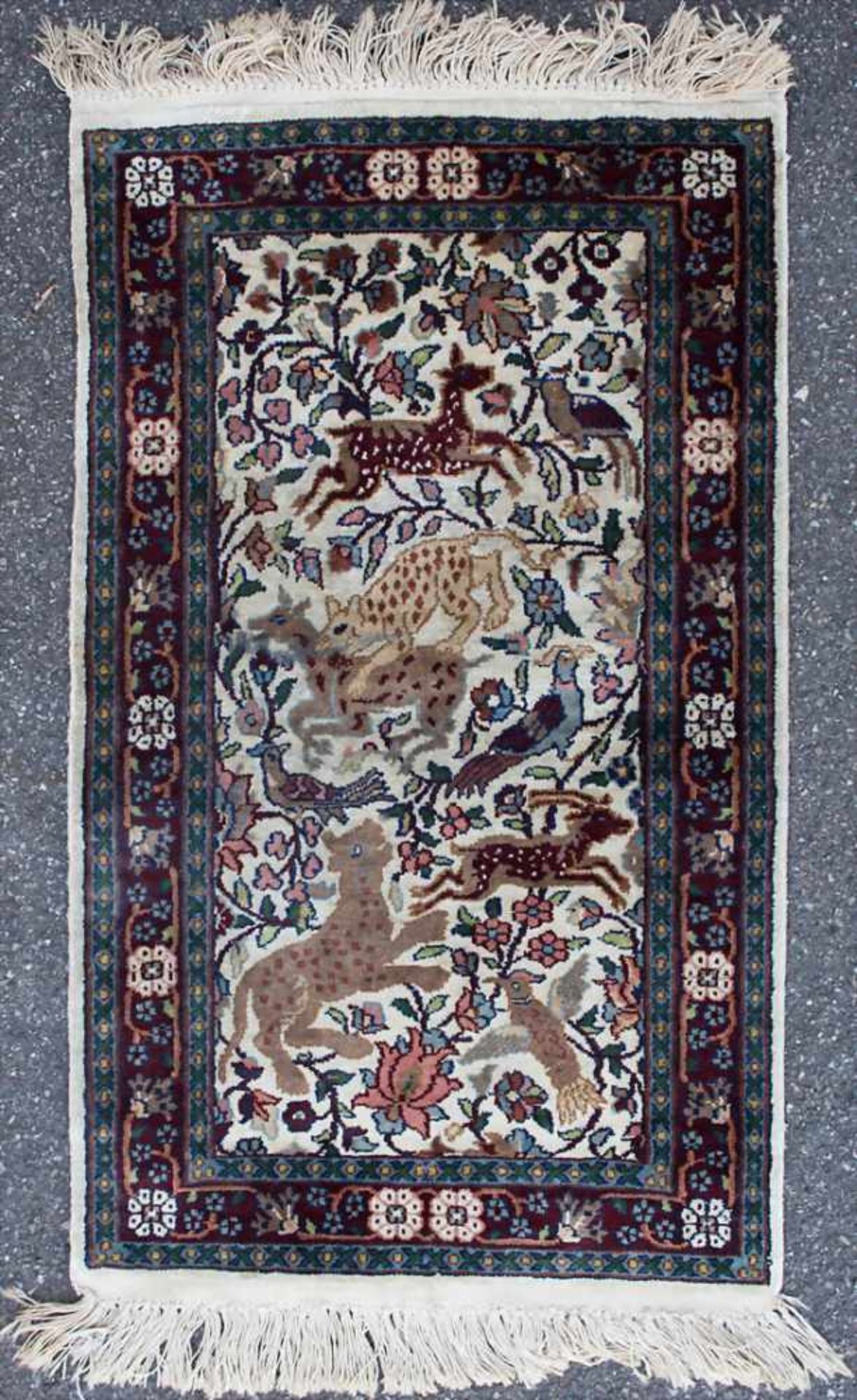 Teppich / Brücke / A carpet, 20. Jh.Material: Kaschmirseide,Dekor: zentrales Medaillon mit Tieren,