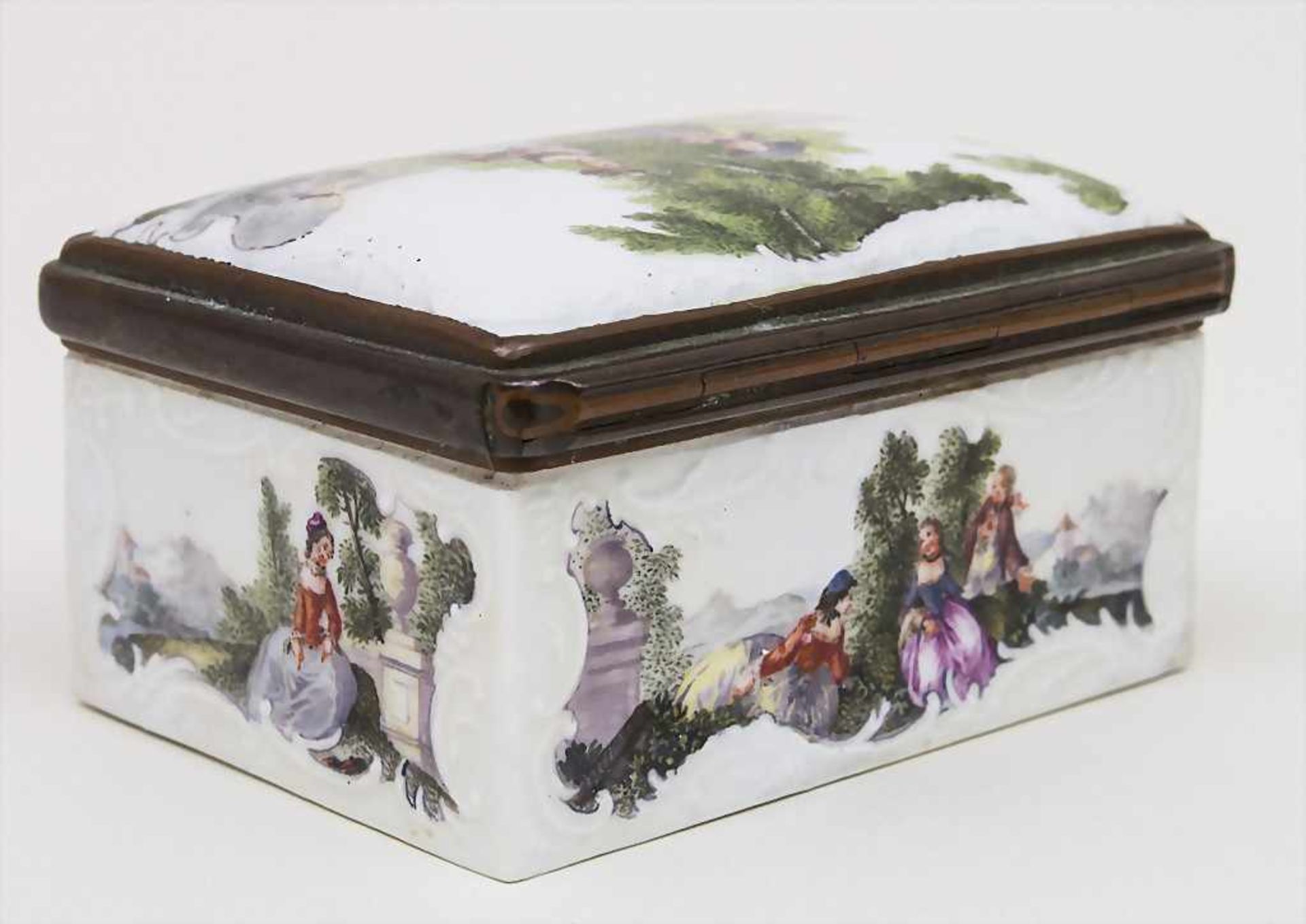 Reliefierte Schnupftabakdose / Tabatiere mit feinen galanten Szenen / A snuff-box with finely - Bild 3 aus 7