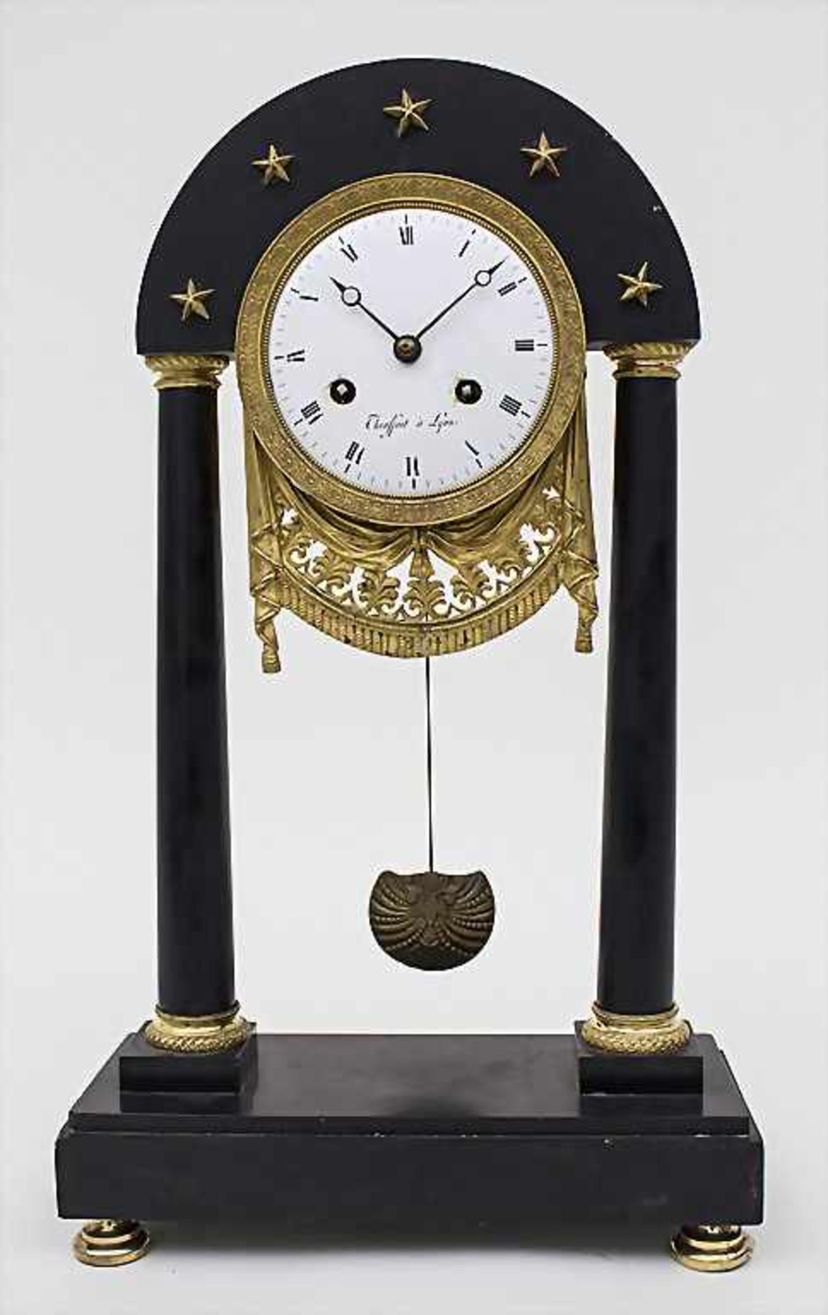 Portal-Pendule, Empire, Chiasfait à Lyon um 1810schwarzer Marmor mit verschiedenen Bestoßungen,