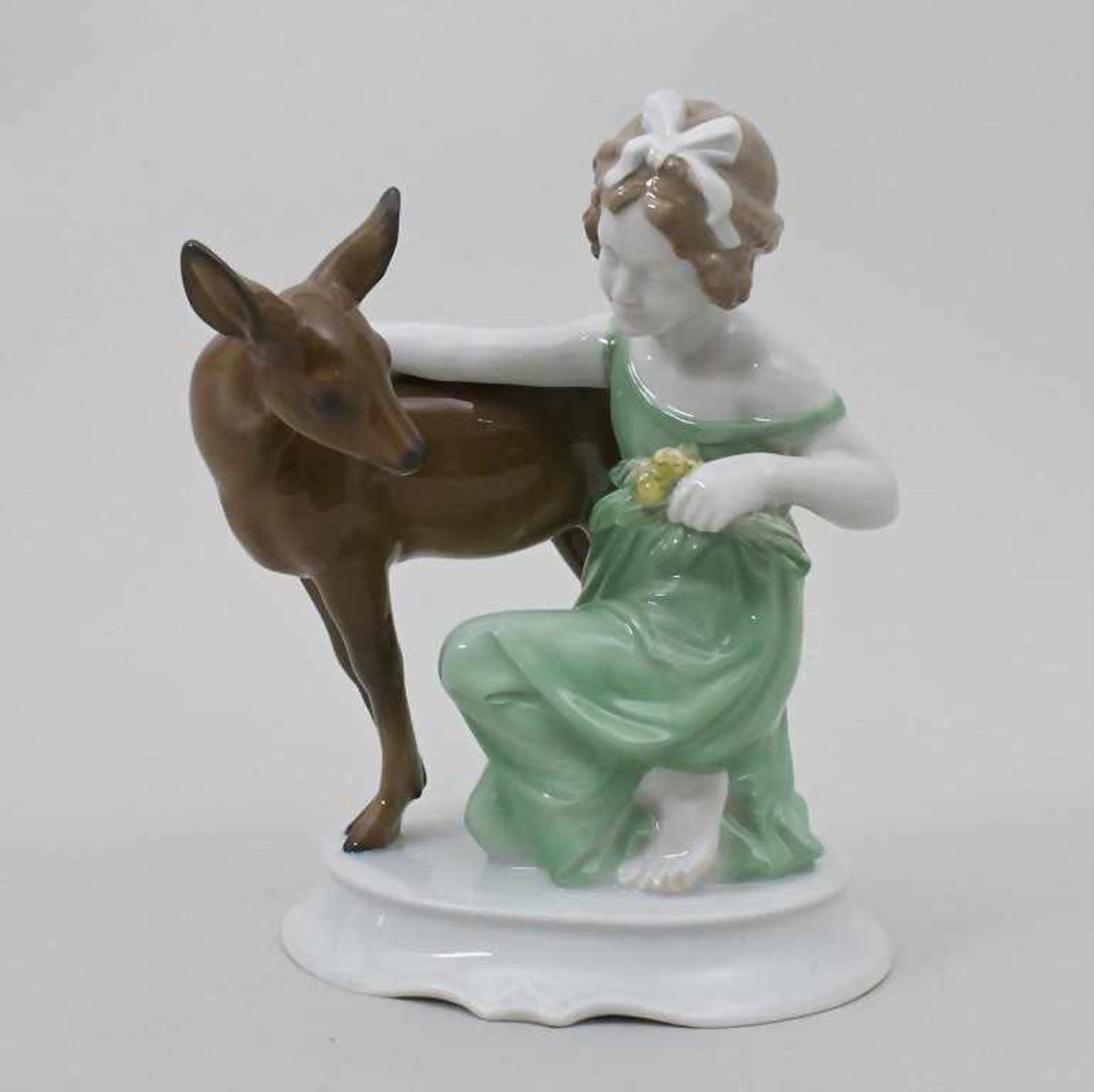 Mädchen mit Reh/ Girl With Deer, Rosenthal, 20. Jh.auf ovalem Sockel kniendes Mädchen mit Reh.