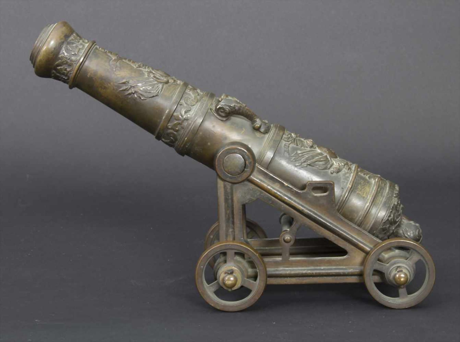 Modell-Kanone nach barockem Vorbild, 19. Jh.Material: Bronze, Kanonenrohr mit vielen