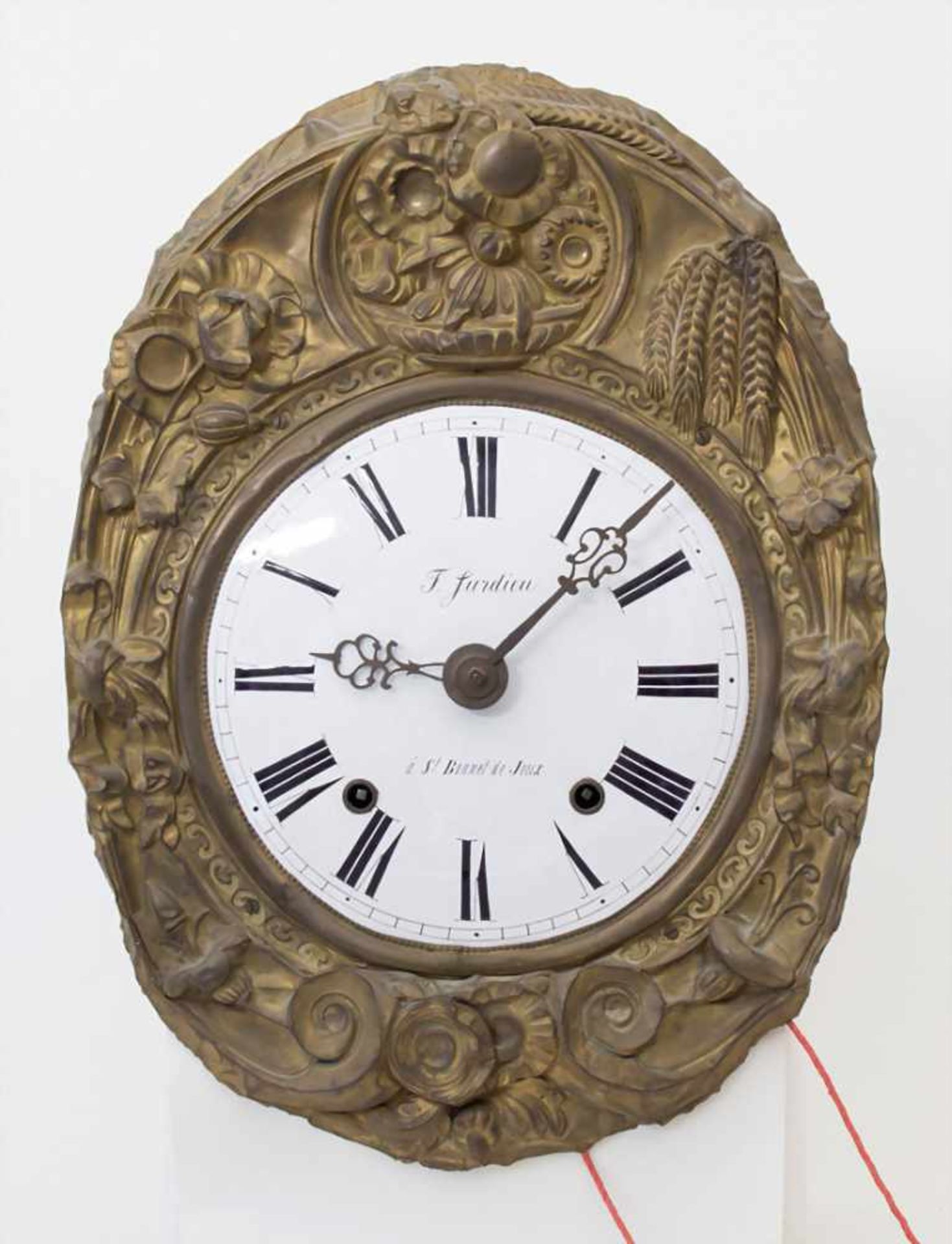 Comtoise/ French Wall Clock, Frankreich, 1. Hälfte 19. Jh.Gehäuse: geprägtes Messingblech,Uhrwerk: