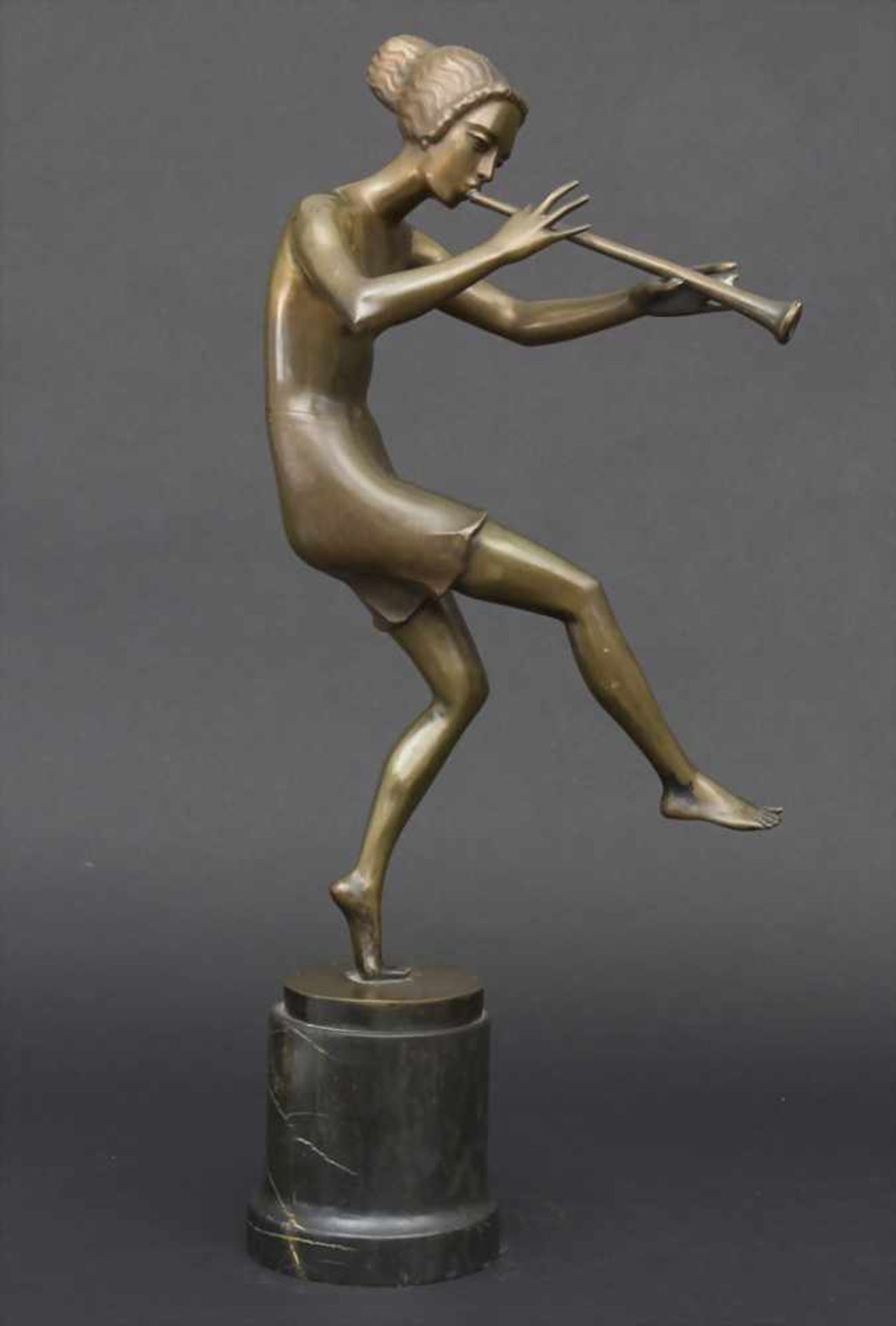 Flötenspielerin, A female flute player, W. Kluck, um 1920Material: Bronze auf schwarzem Marmorsockel - Image 3 of 5