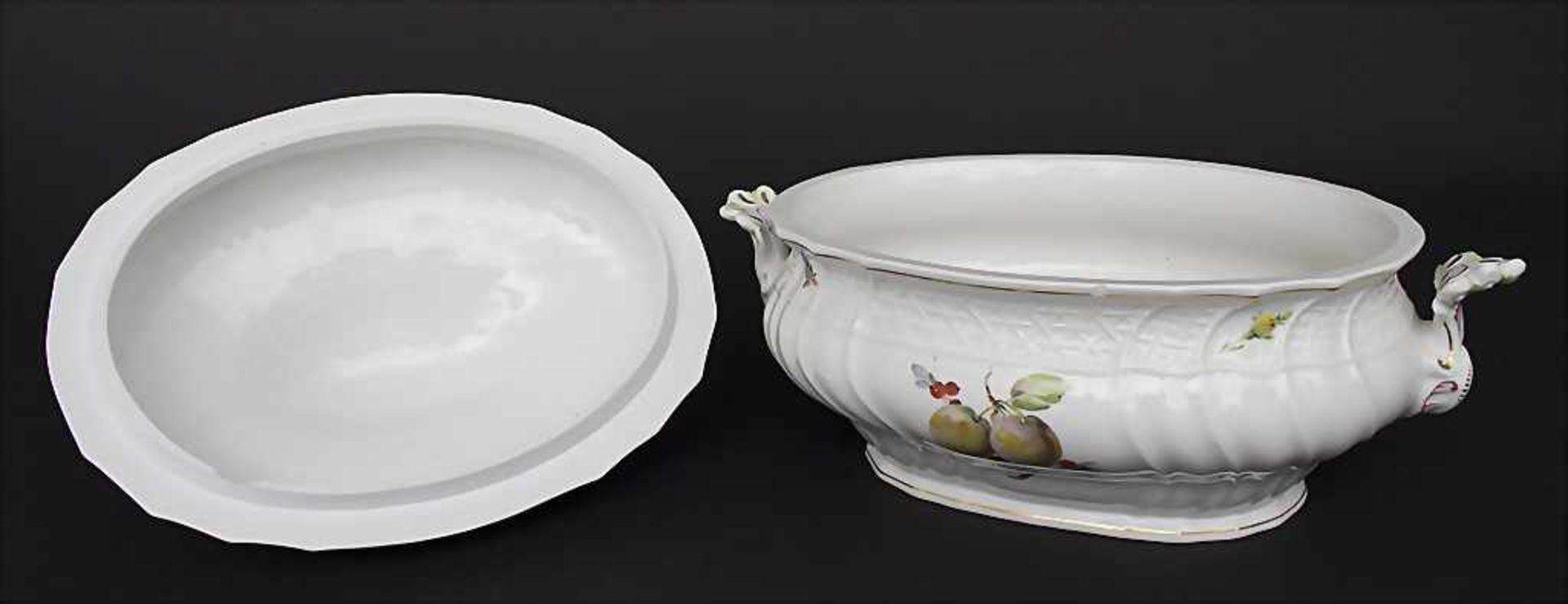 Große ovale Deckelterrine und Gemüseplatte mit Früchtemalerei / An oval covered tureen and serving - Bild 2 aus 10