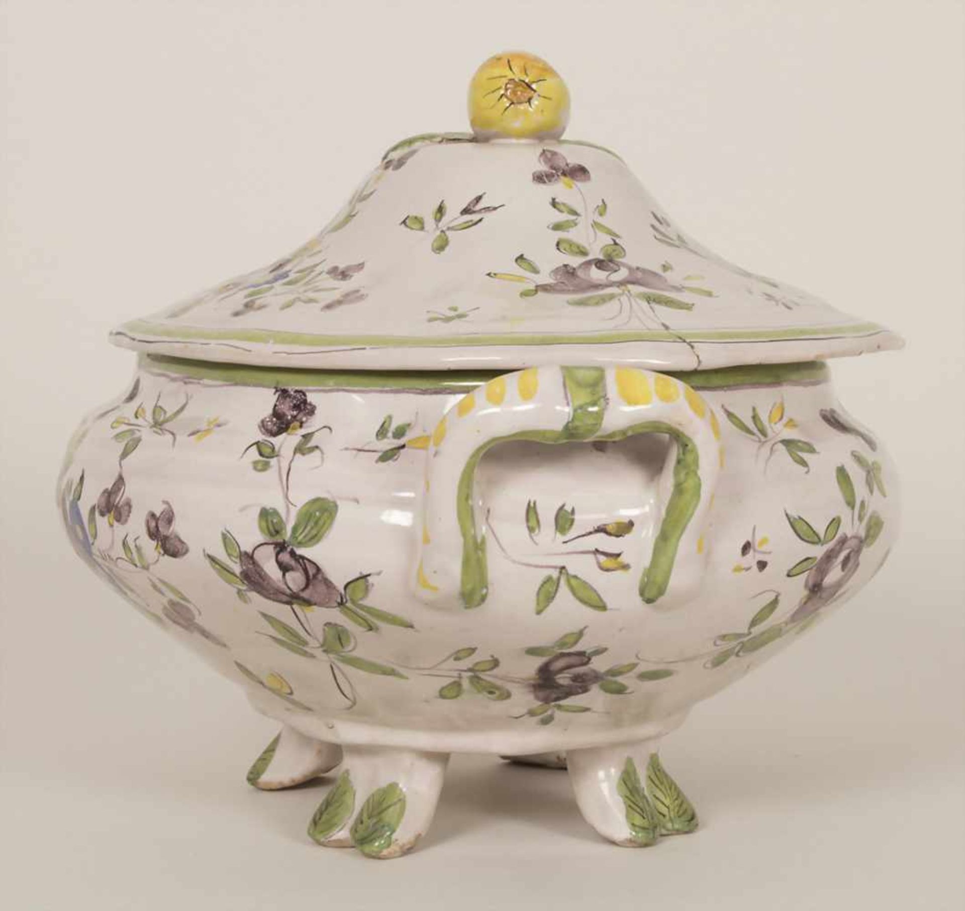 Fayence-Deckelterinne / A faience covered tureen, 18./19. Jh.Material: Keramik, floral polychrom - Bild 2 aus 8