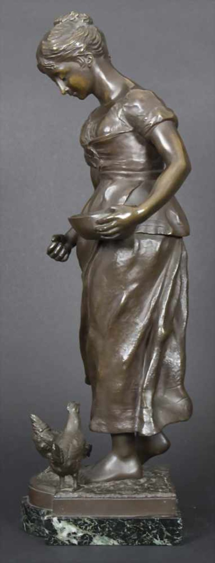 Mädchen beim Füttern der Hühner, Prahs, wohl franz. Bildhauer, um 1900Material: Bronze, braun - Image 4 of 5