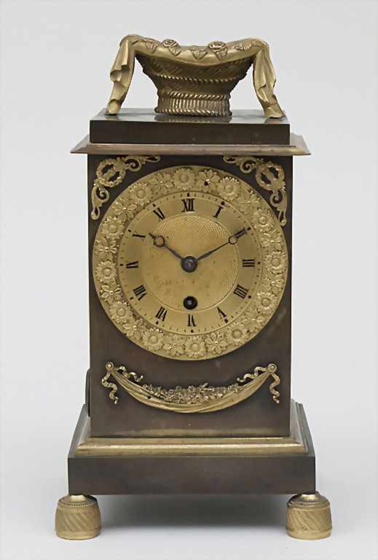 Pendule Epoque Restauration, Paris, ca. 1830Gehäuse: Bronze partiell vergoldet, mattiert,Uhrwerk: