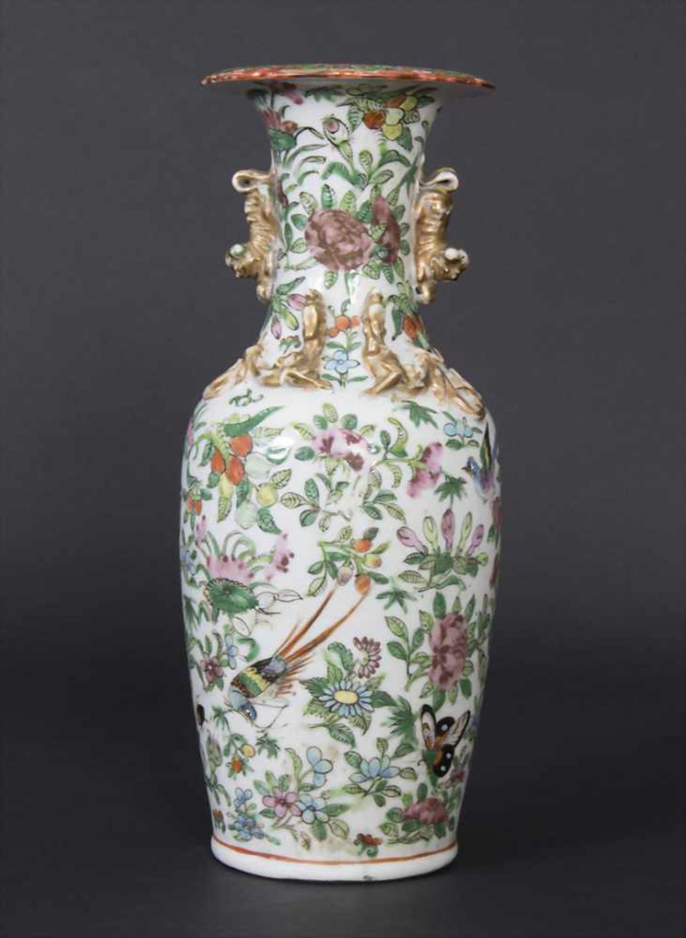 Kantonvase 'Familie Rose Dekor', China um 1900Material: Porzellan polychrome bemalt mit Blüten und