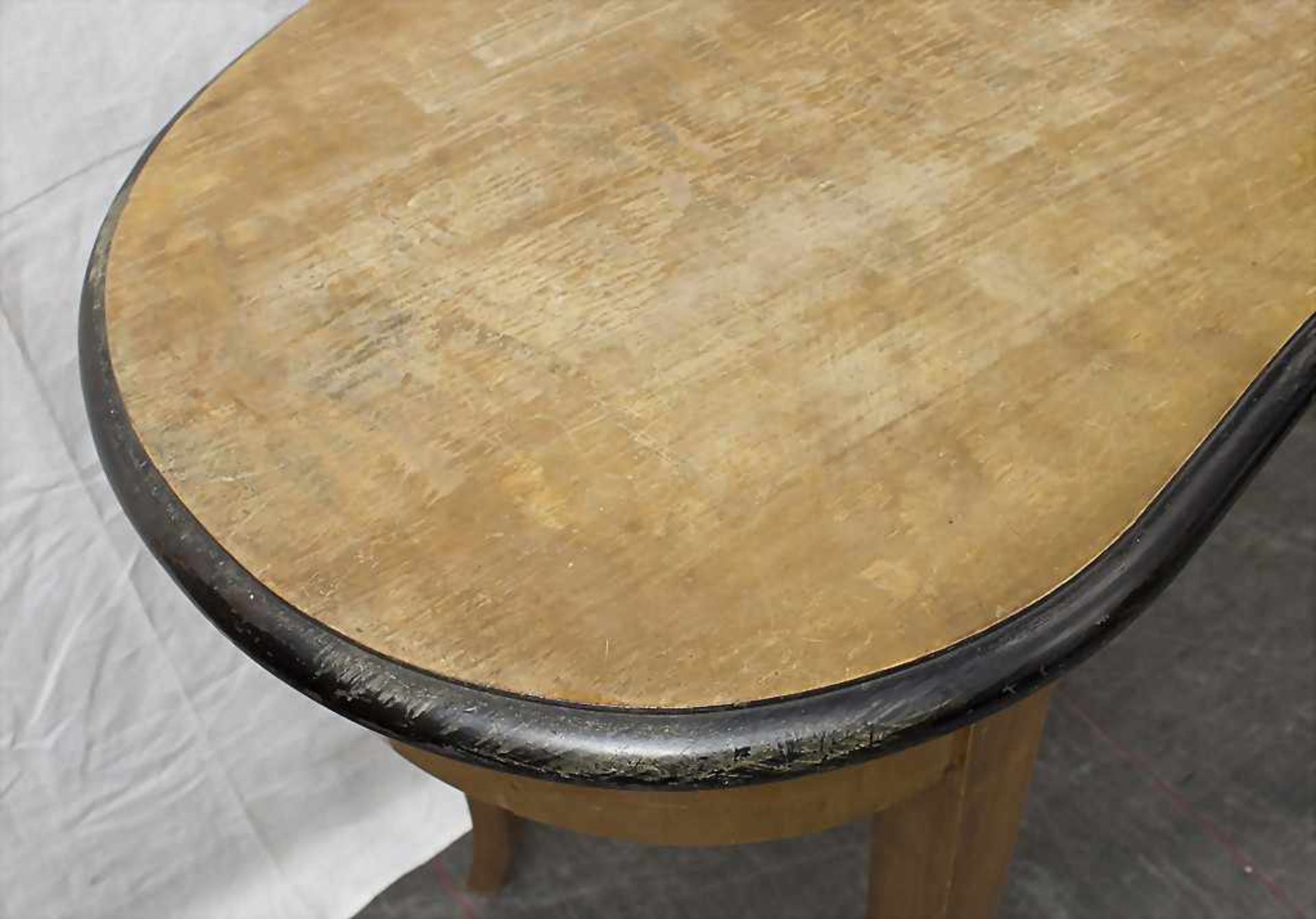 Nierenförmiger Tisch / A kidney-shaped table, 19. Jh.Material: Holz, poliert, ebonisierter - Bild 3 aus 3