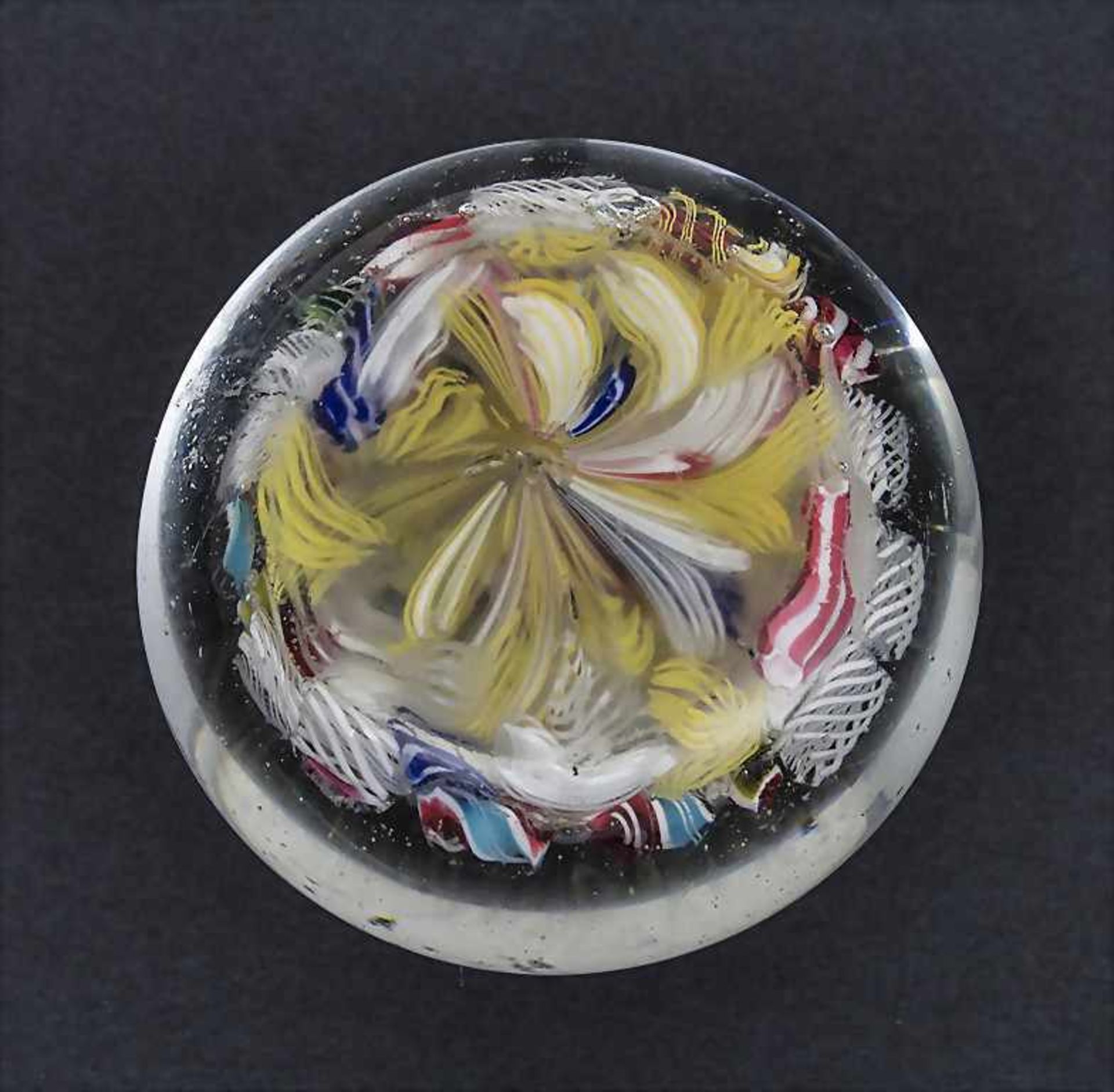 Kleiner Briefbeschwerer / A paperweight 'End of the Day', wohl Saint-Louis, um 1850Material: Glas, - Image 2 of 2