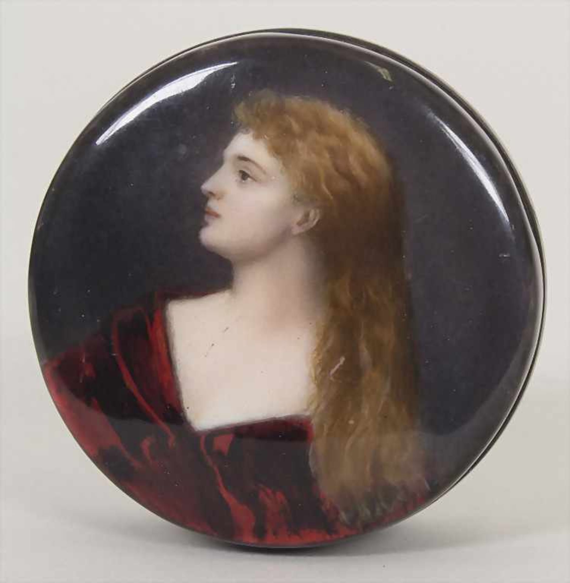 Emaildose mit Portrait einer jungen Frau / A round enamelled silver box with a pre-raphaelite