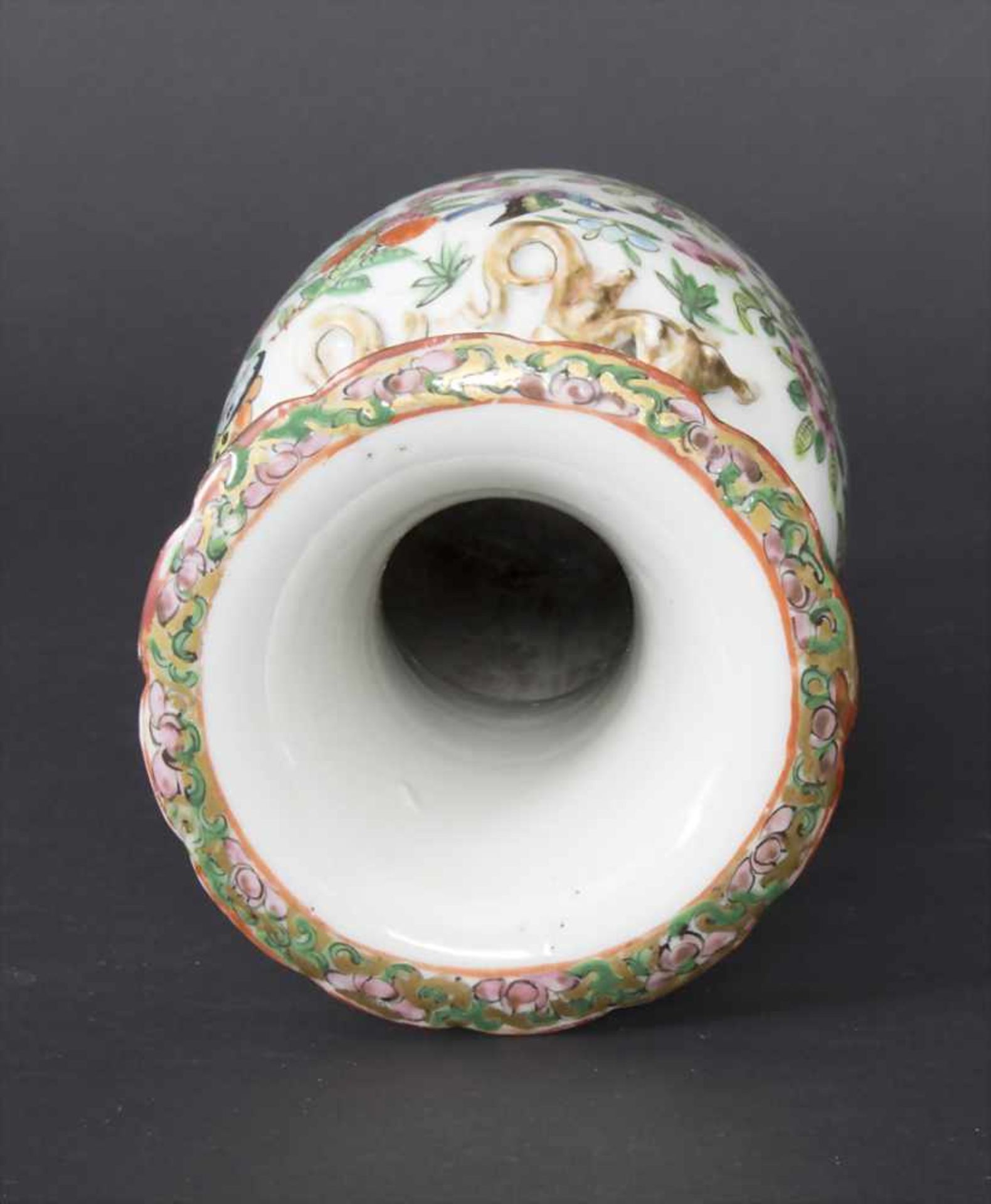 Kantonvase 'Familie Rose Dekor', China um 1900Material: Porzellan polychrome bemalt mit Blüten und - Image 5 of 7