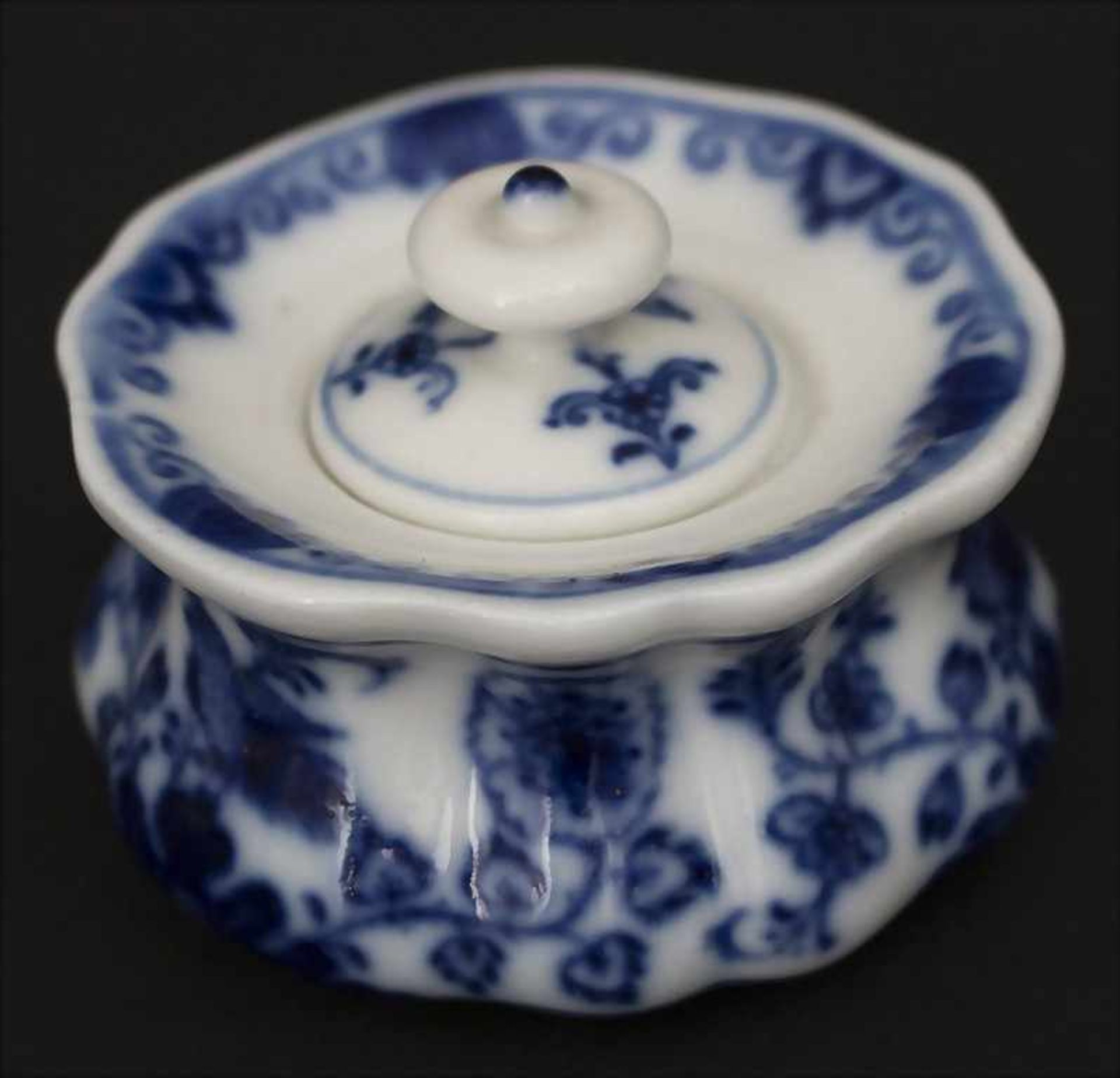 Tintenfass mit Blaumalerei / An inkwell painted in blue, Meissen, um 1860Material: Porzellan,