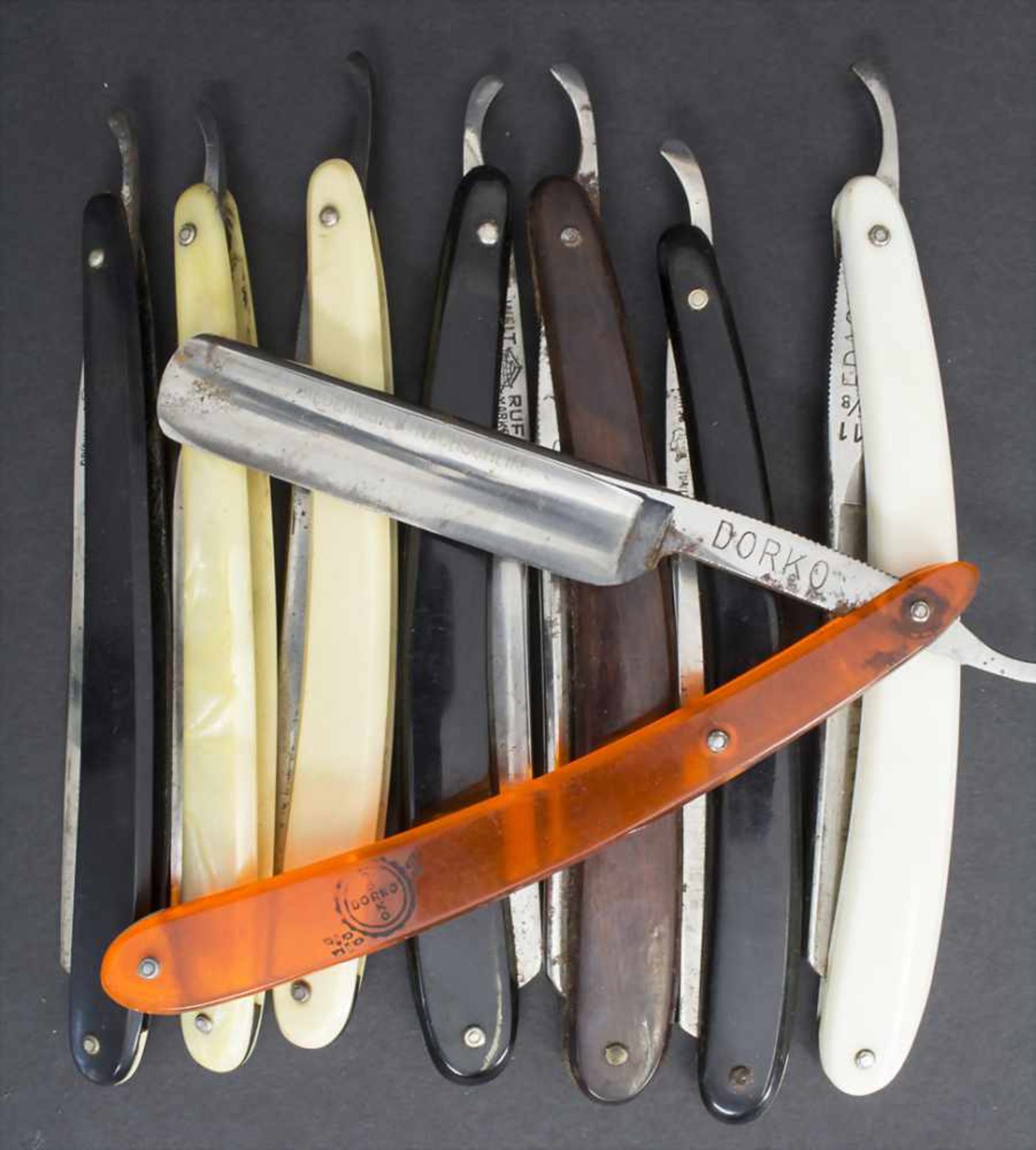 8 Rasiermesser / 8 razors, Solingen, 1. Hälfte 20. Jh.Material: Kunststoff, Holz, Stahlklinge,