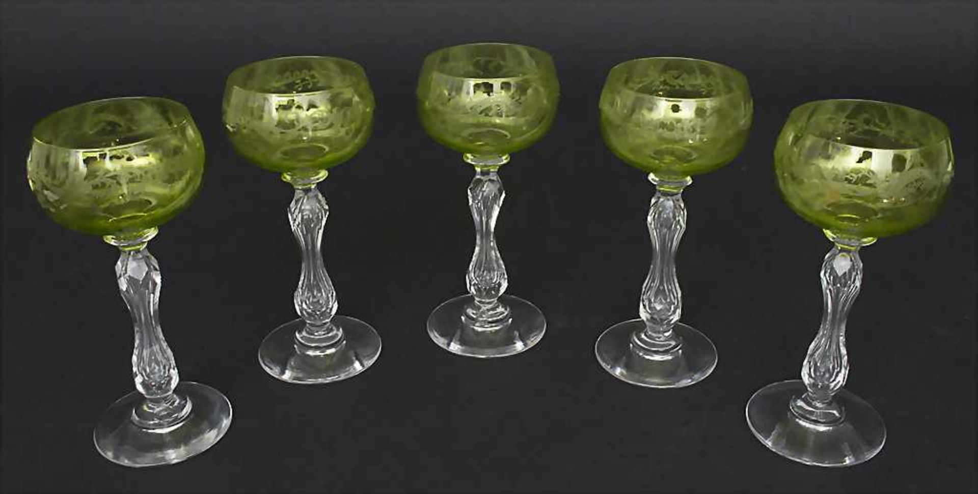 Satz 5 Weingläser mit Rocaillerankendekor / A set of 5 wine glasses with rocaille tendrils,