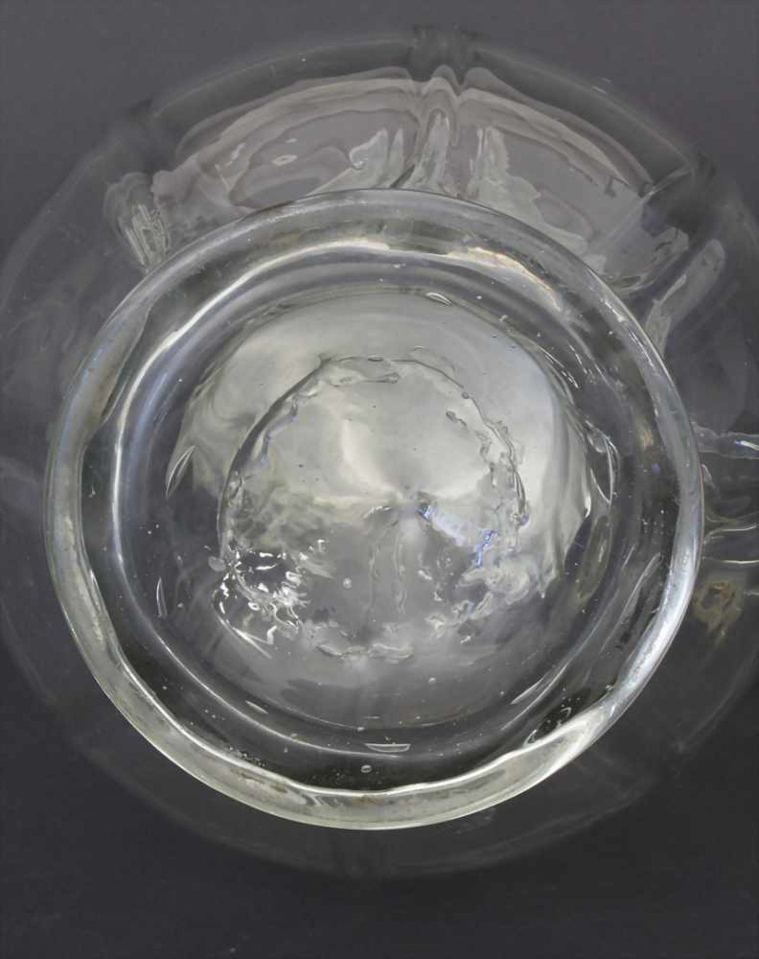 Biedermeier Weinkrug / A vine jug, deutsch um 1850Material: Klarglas mundgeblasen mit Zinndeckel, - Image 6 of 6