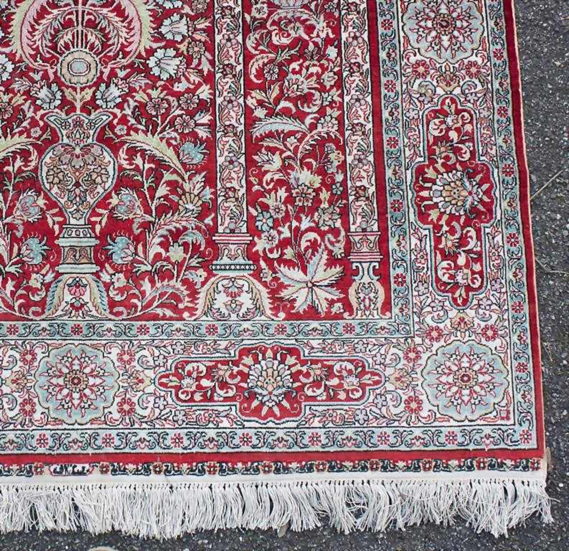 Gebetsteppich/Prayer Rug SilkSeide. Rotgrundig mit Beige- und Hellblautönen. Darstellung einer - Bild 2 aus 2