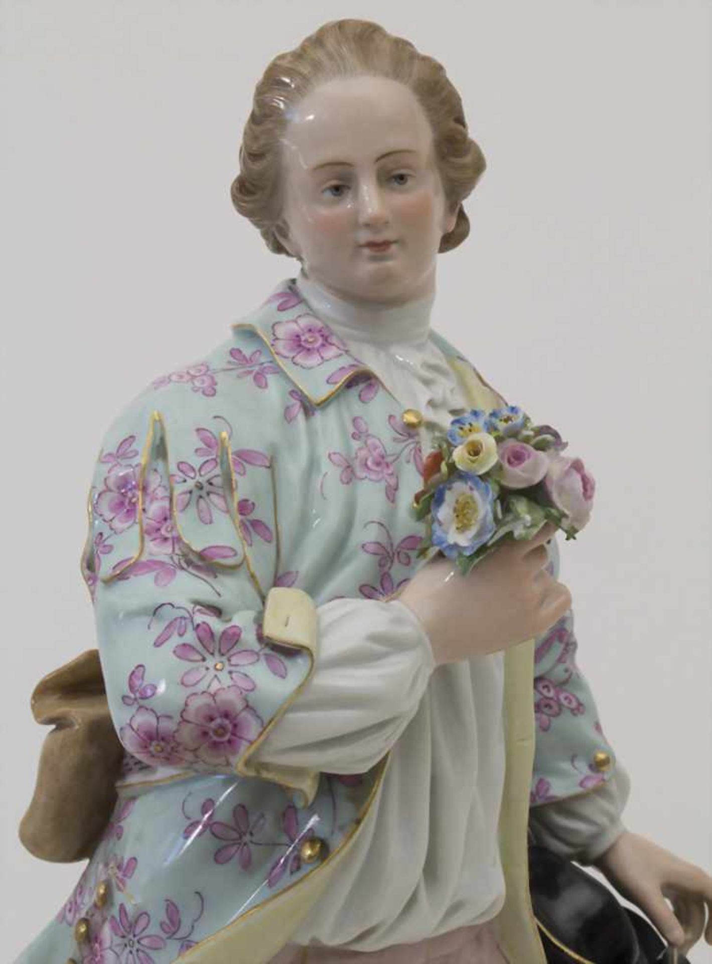 Große Figur 'Gärtner mit Blumenstrauß' / A large figure 'gardener with flower bouquet', Meissen, - Image 7 of 7