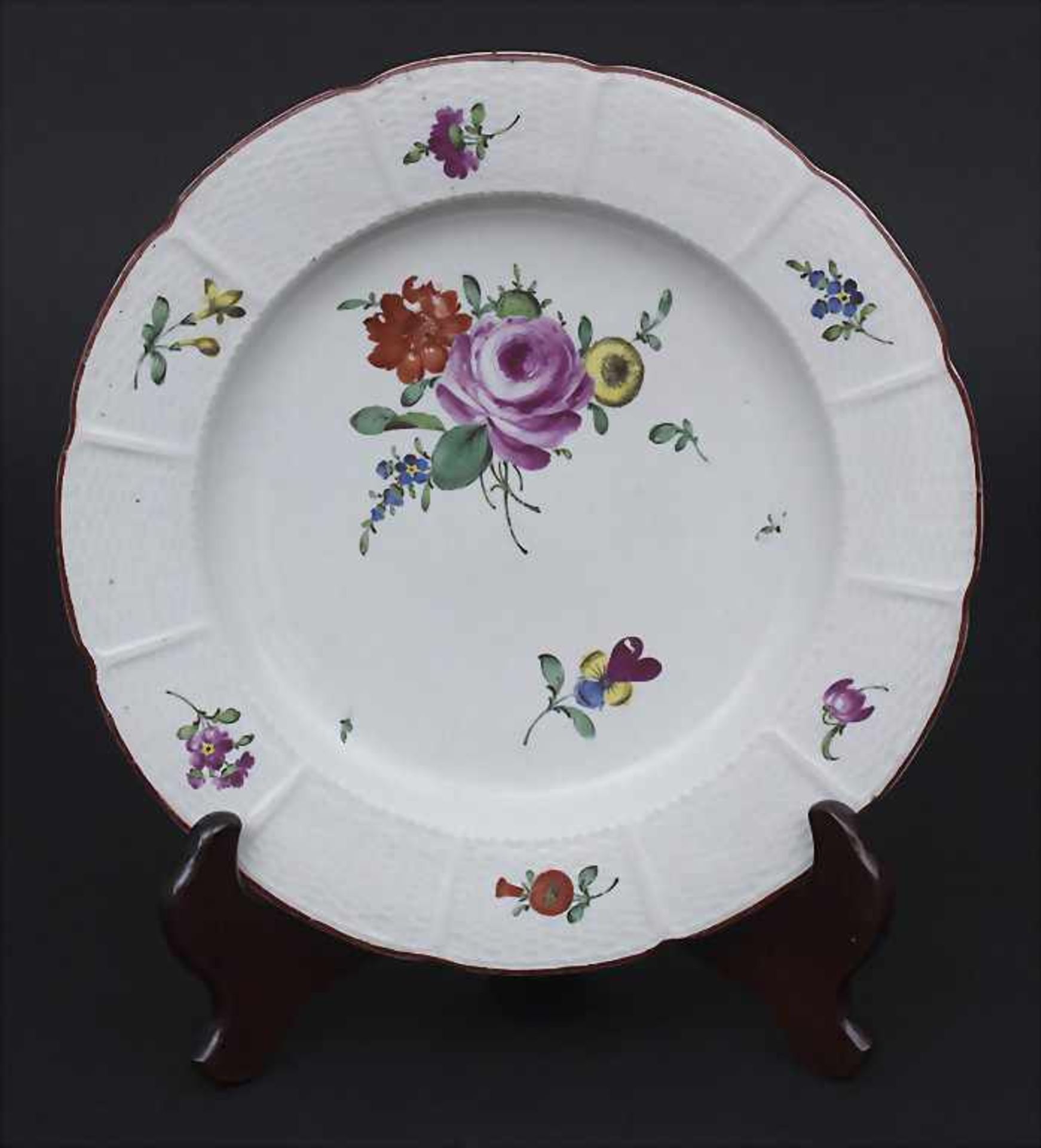 Früher Teller mit Blumenbouquet / An early plate with bouquet, Ludwigsburg, um 1770Material: