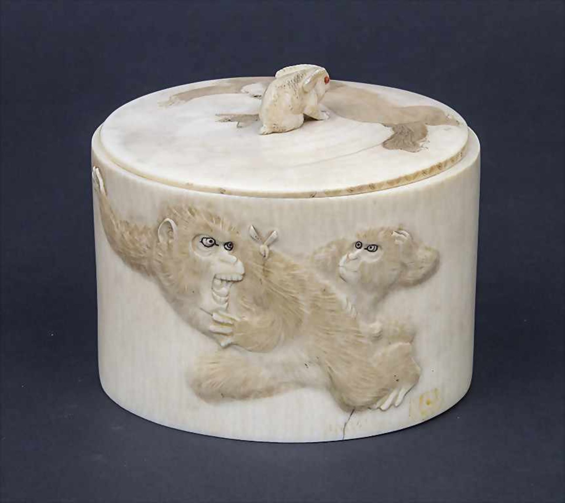 Elfenbein-Deckeldose mit spielenden Affen / An Ivory Lidded Box With Playing Monkeys, Meiji-Periode, - Bild 2 aus 3