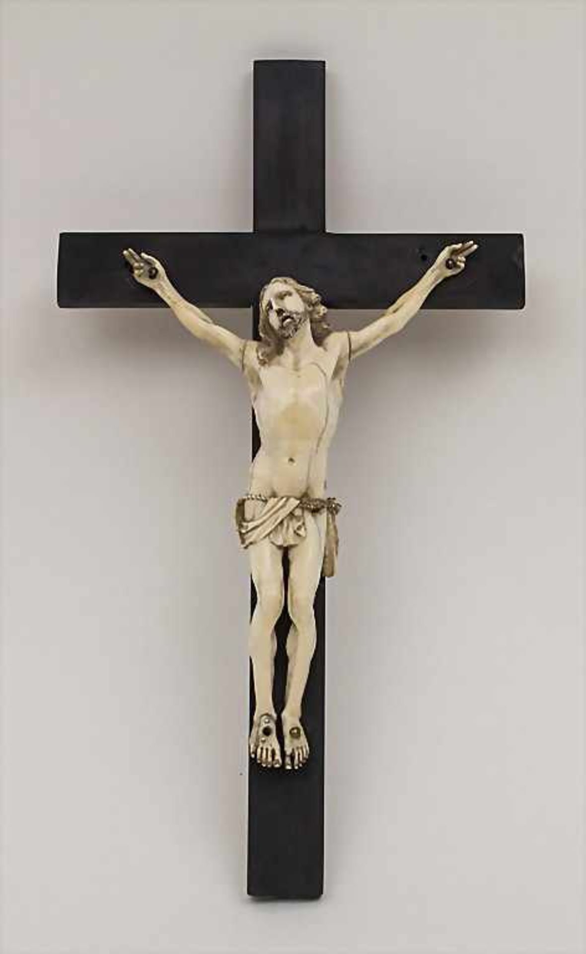 Corpus Christi, Dieppe, 18. Jh.Technik: Elfenbein fein geschnitzt, Kreuz sekundär,Maße: 21x14 cm,