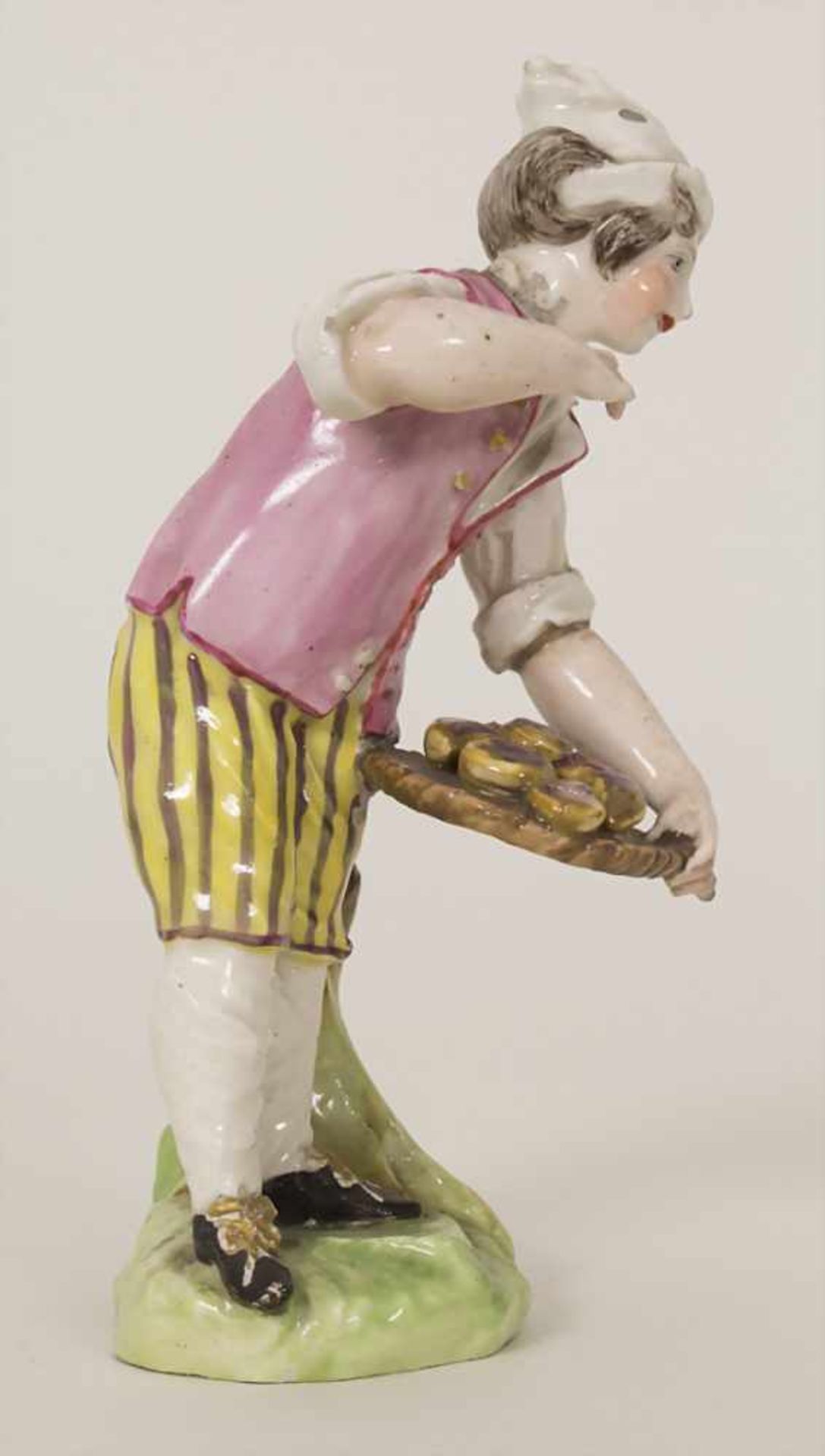 Bäckerjunge mit Backwaren / A baker's boy with pastries, wohl Niderviller, um 1770Material: Fayence, - Bild 2 aus 6