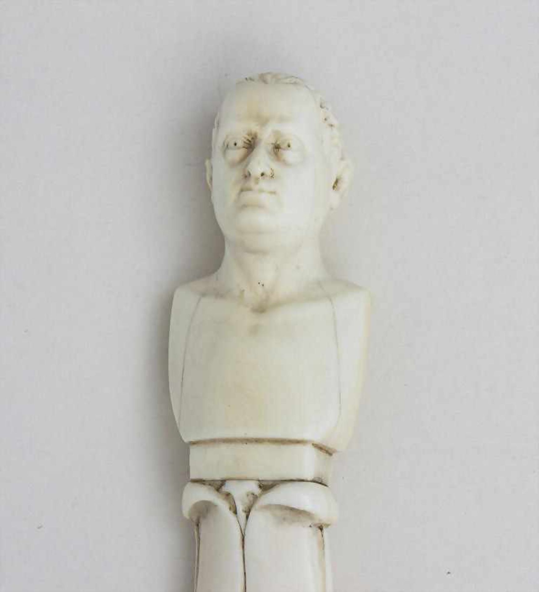 Brieföffner, Sir Walter Scott, 19. Jh.Elfenbein fein geschnitzt, als Griff die Büste von Sir - Bild 2 aus 3