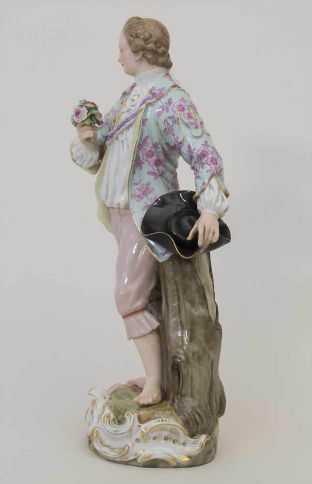 Große Figur 'Gärtner mit Blumenstrauß' / A large figure 'gardener with flower bouquet', Meissen, - Bild 2 aus 7