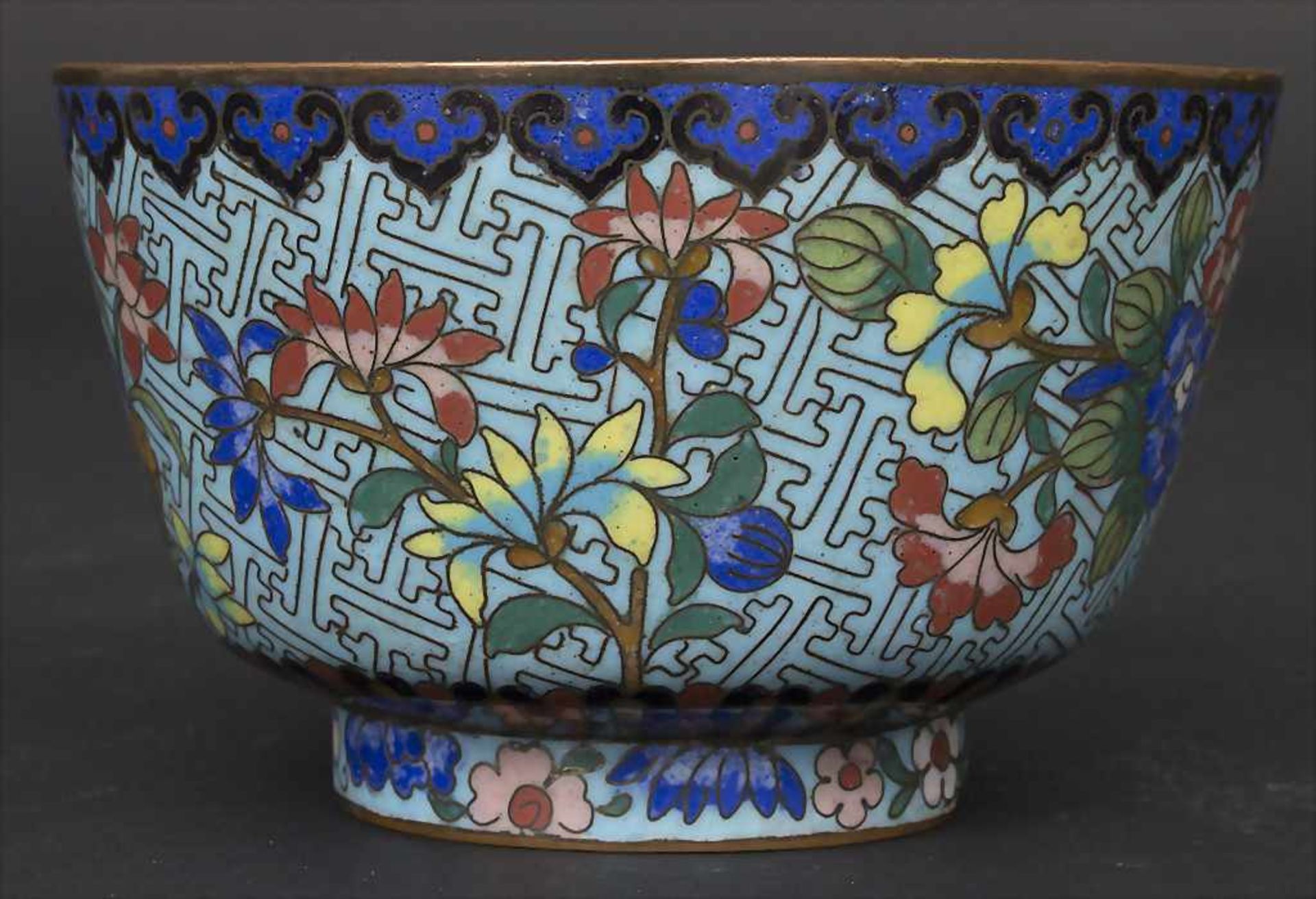 Cloisonné-Kumme 'Blütensträucher' / A Cloisonné bowl 'flowering shrubs', China, um 1900Material: