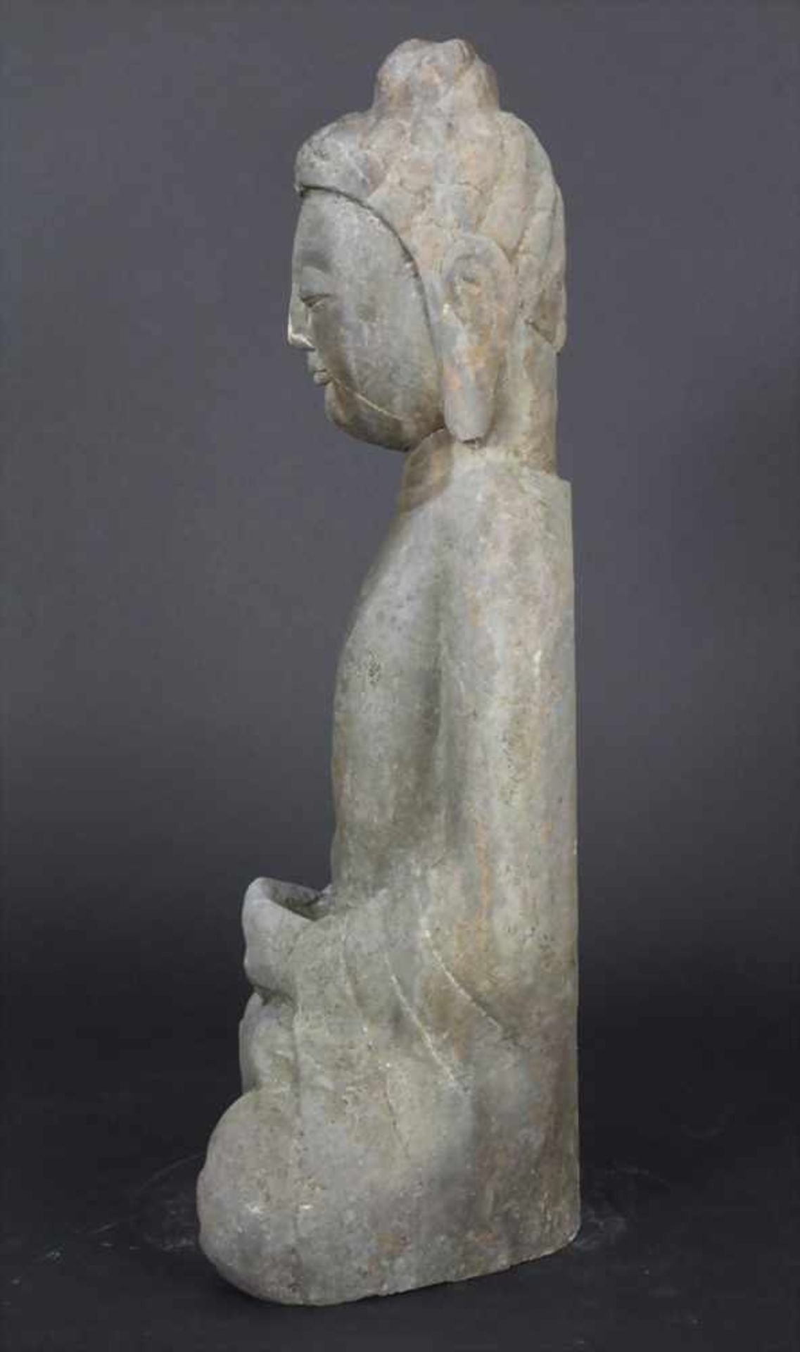 Buddhafigur / A buddha figure, tibetochinesisch, 20. Jh.Technik: grauer Stein, weiß marmoriert, - Image 2 of 11