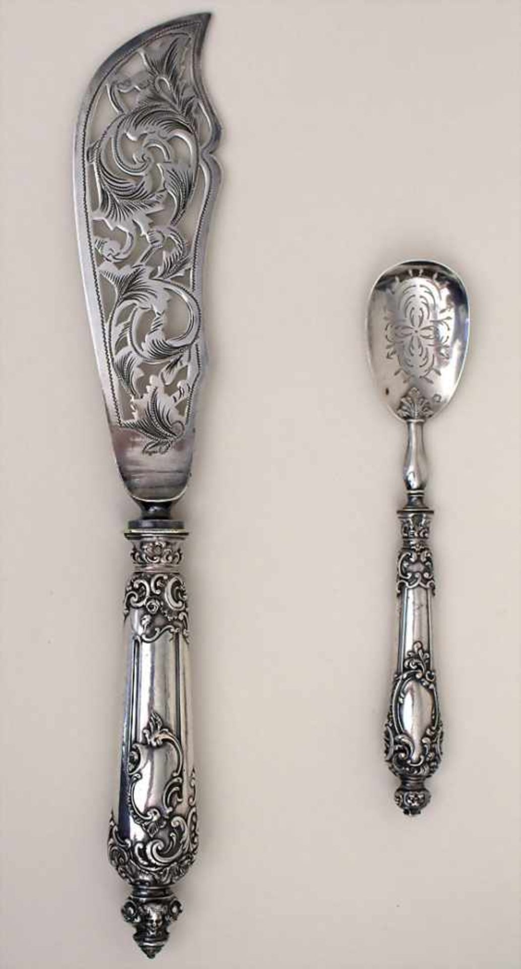 Tortenmesser und Sahnelöffel / A silver cake knife and a cream spoon, Frankreich, um 1880Material: