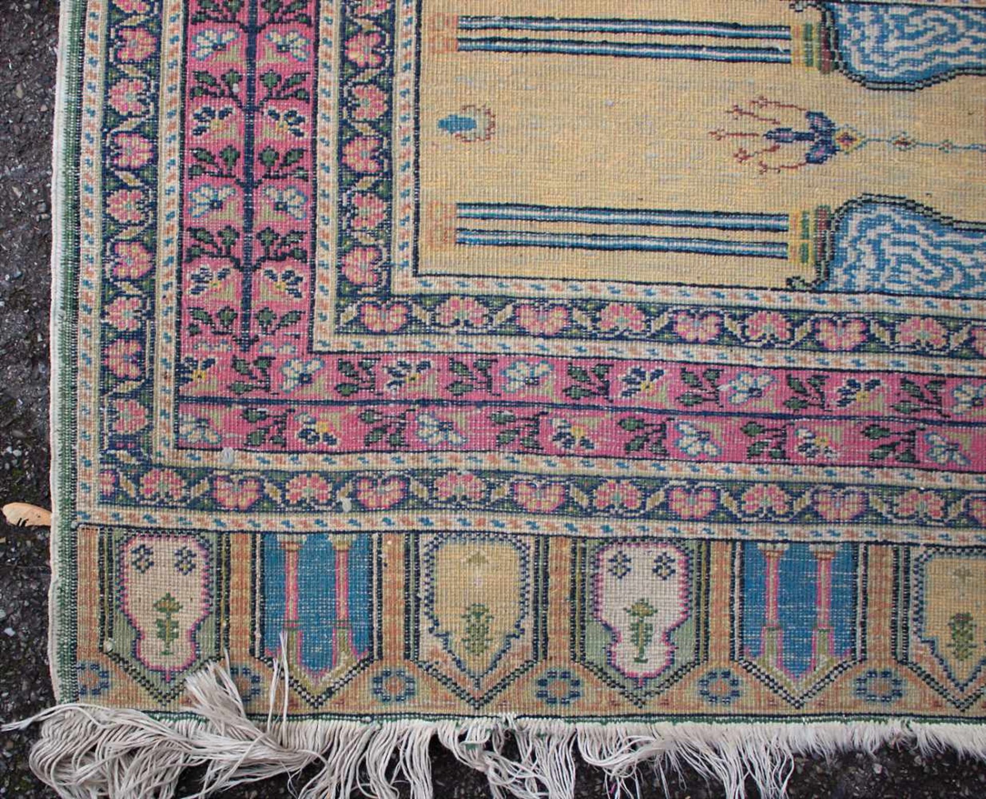 Orientteppich mit 8 Gebetsnischen / An oriental carpet with 8 mihrabsMaterial: Wolle auf - Image 7 of 7