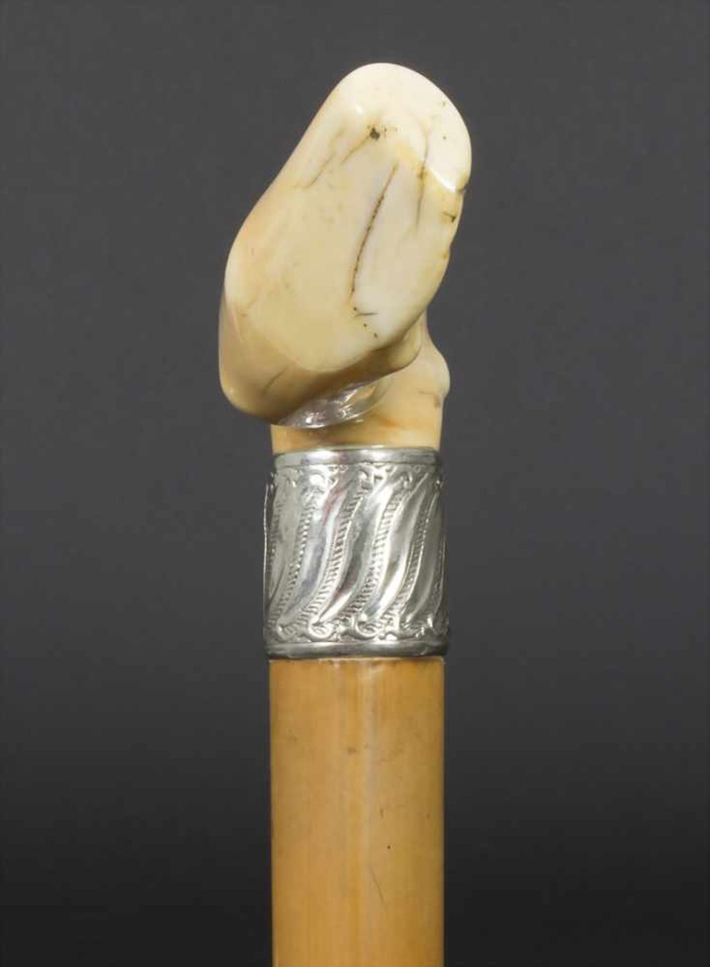 Gehstock mit Elfenbeingriff / A cane with ivory handle, um 1900Material: Malaccarohr (Schuss), - Bild 4 aus 5