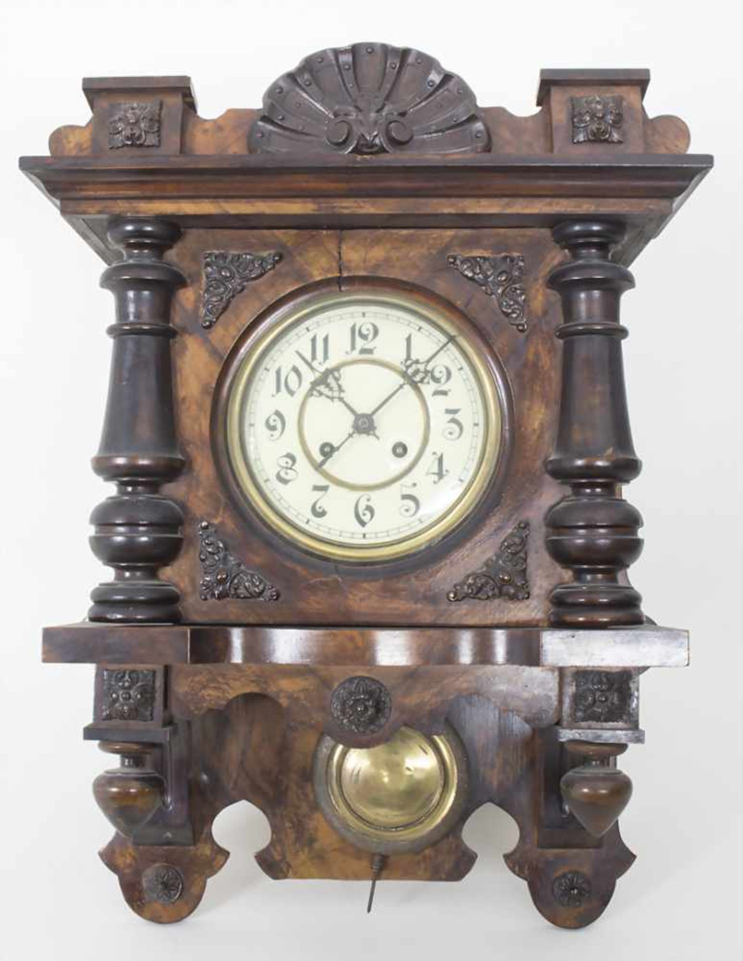 Wanduhr / A wall clock, deutsch um 1910Material: furniertes Holzgehäuse, Holzapplikationen,