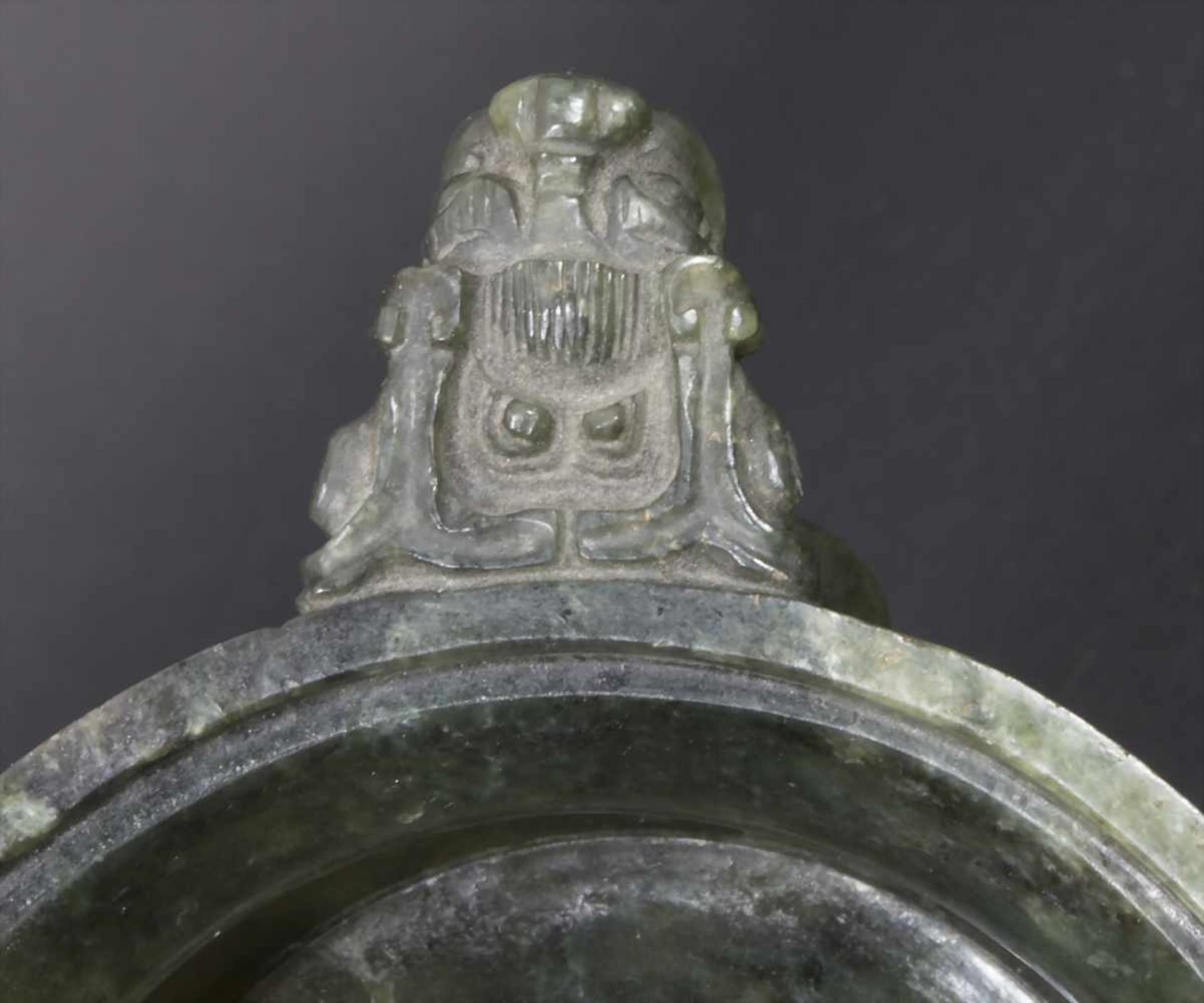 Koro, China, 18./19. Jh.Material: spinatgrüne Jade, Außenwandung fein beschnitzt mit archaischen - Image 16 of 19