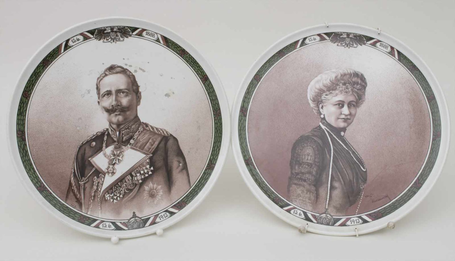 Paar Wandteller, Villeroy & Boch Wallerfangen, 1913Porträt Kaiser Wilhelm II und Kaiserin Augusta