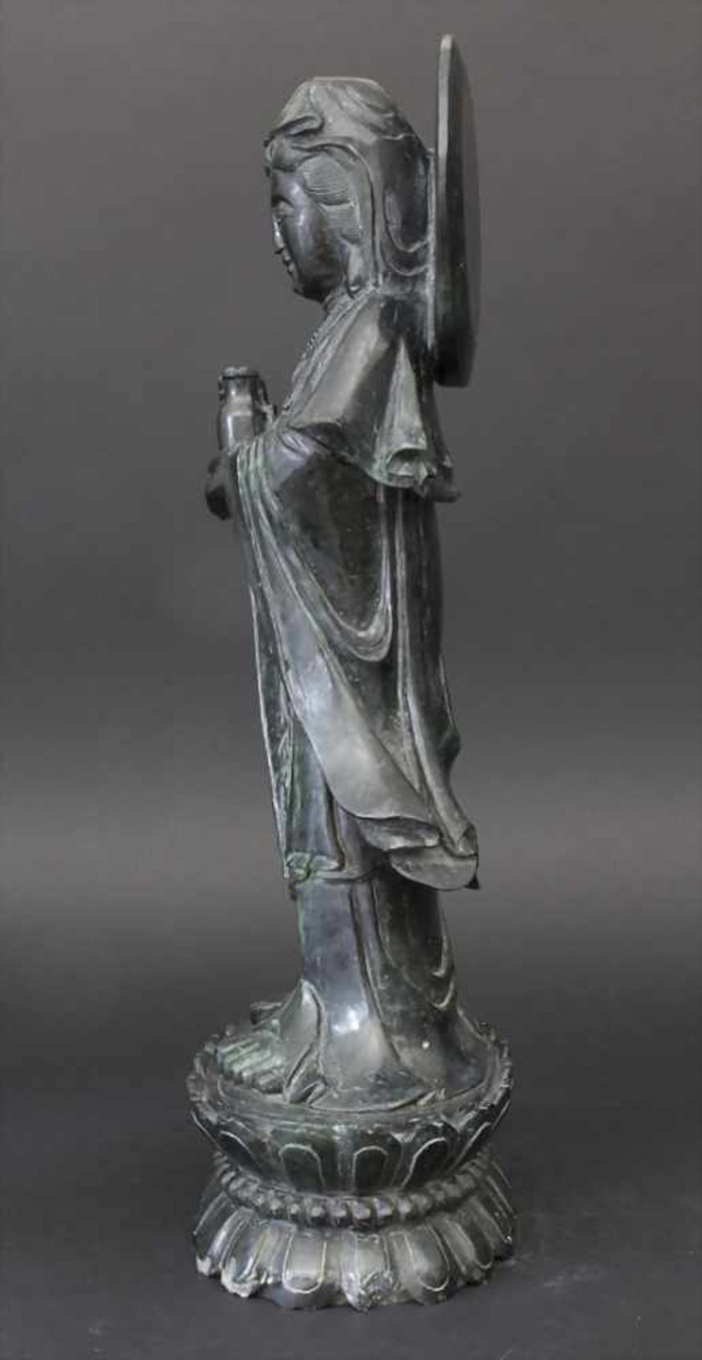 Jadefigur, 'Guanyin auf Doppel Lotos sockel', China um 1920Matrial: spinatgrüne Nephrit Jade, - Image 7 of 13