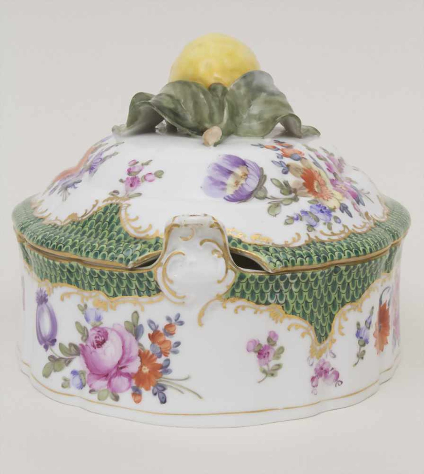 Terrine mit Zitronenknauf / A covered tureen with lemon-shaped handle, Nymphenburg, um 1900Material: - Image 4 of 9