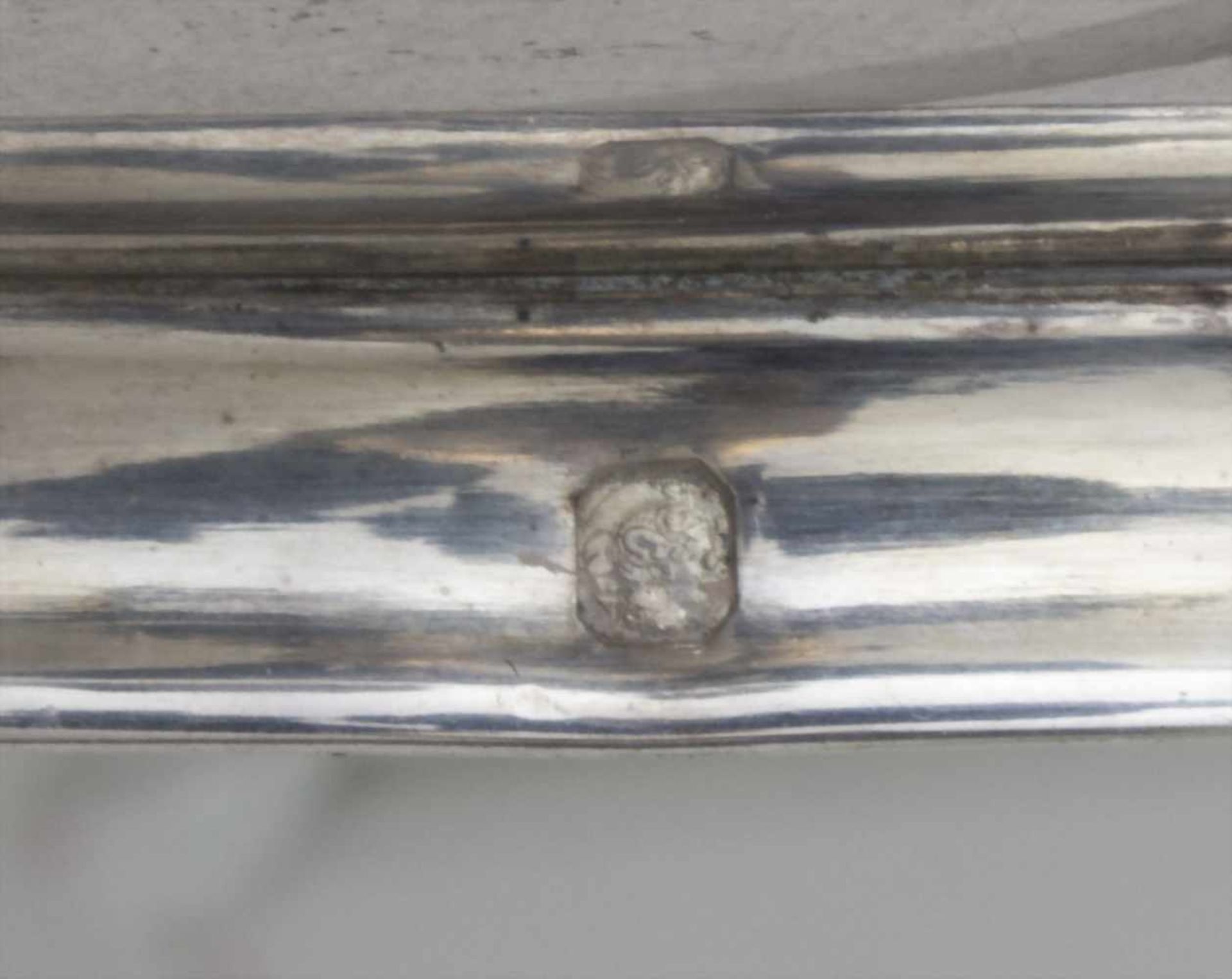 Legumier / Wöchnerinnenschüssel / A silver vegetable tureen with lining and cover, Paris, um - Image 4 of 12