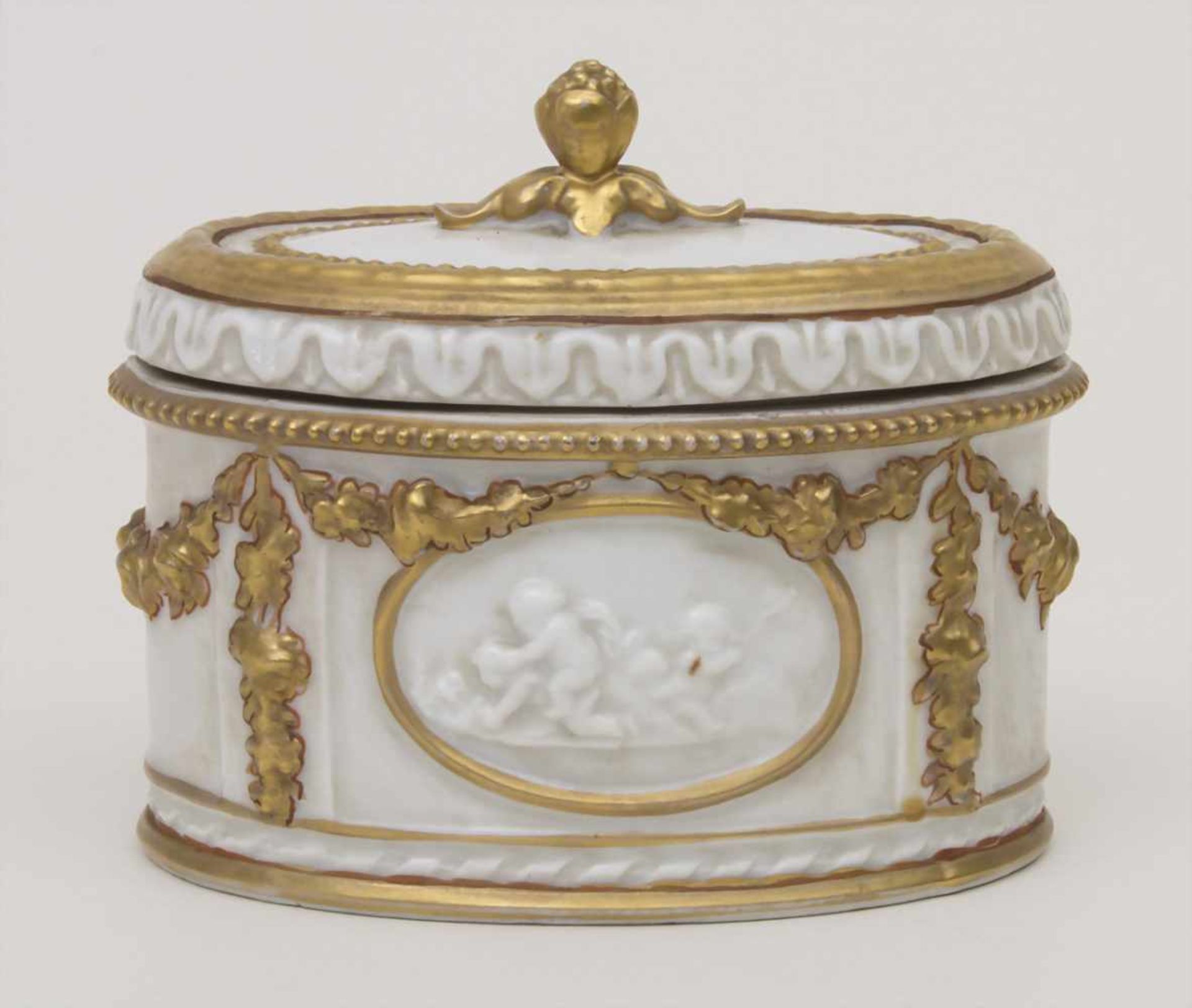 Deckeldose / A lidded box, Älteste Volkstedt, um 1900Material: Porzellan, goldstaffiert, glasiert,