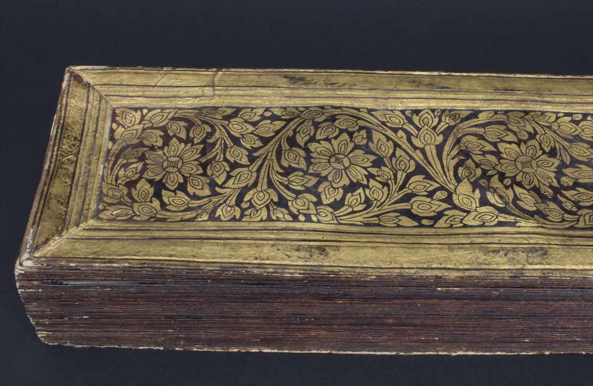 Heilige burmesische Texte, um 1900Material: Buchdeckel vergoldet mit 12 Farbtafeln,Maße: 68 x 14 x 7 - Image 13 of 13