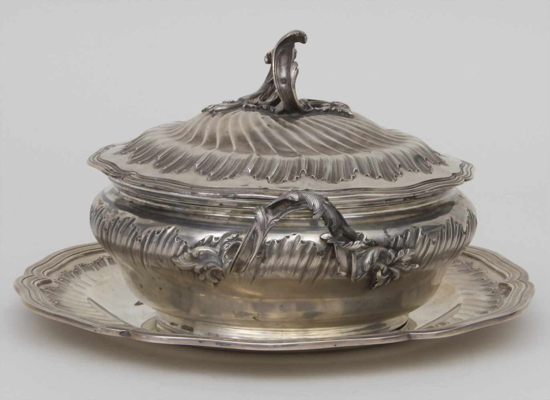 Legumier / Wöchnerinnenschüssel / A silver vegetable tureen with lining and cover, Paris, um - Image 6 of 12