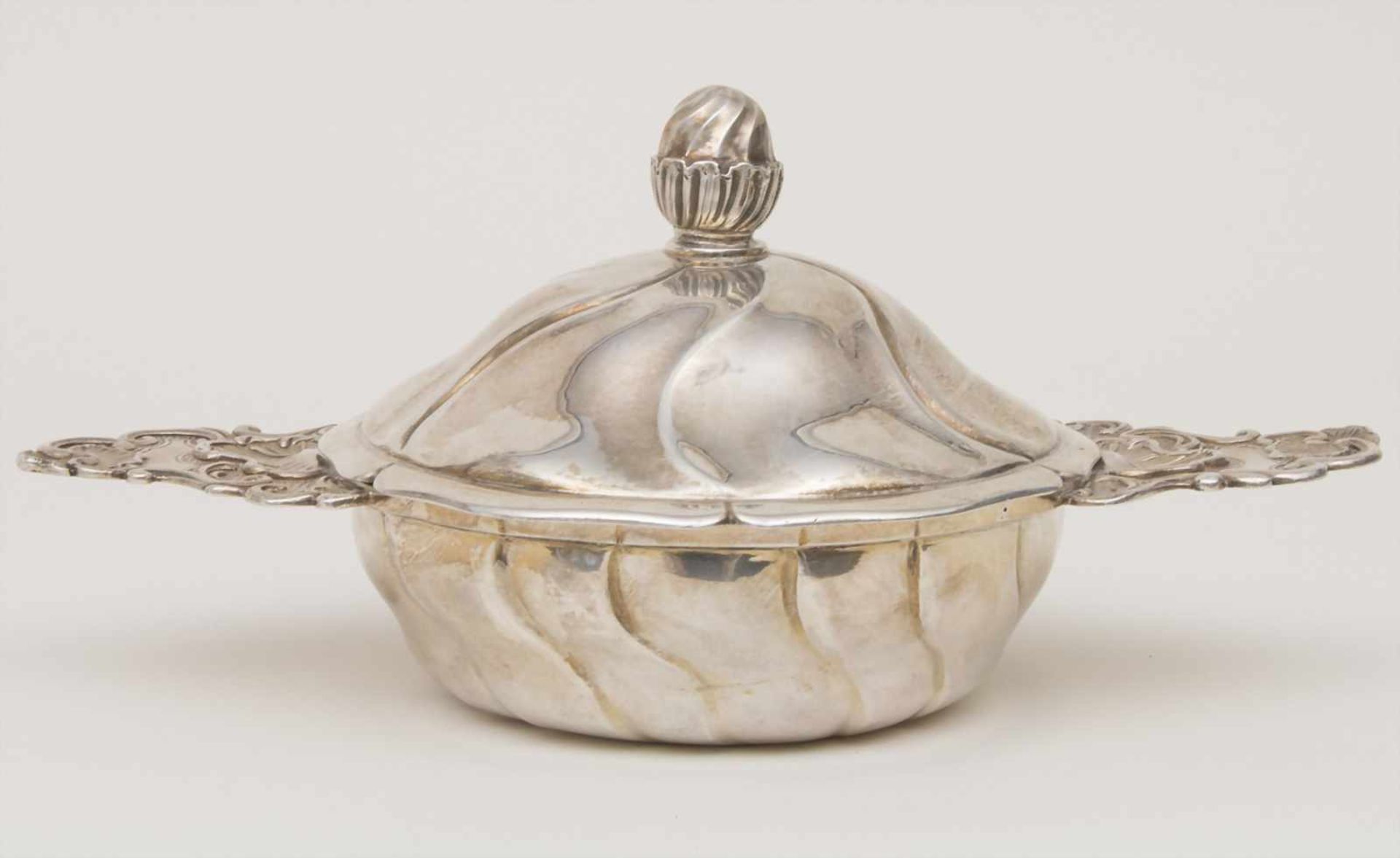 Legumier / Wöchnerinnenschüssel / Ecuelle / A silver tureen, Ferdinand Arpin, Paris, um