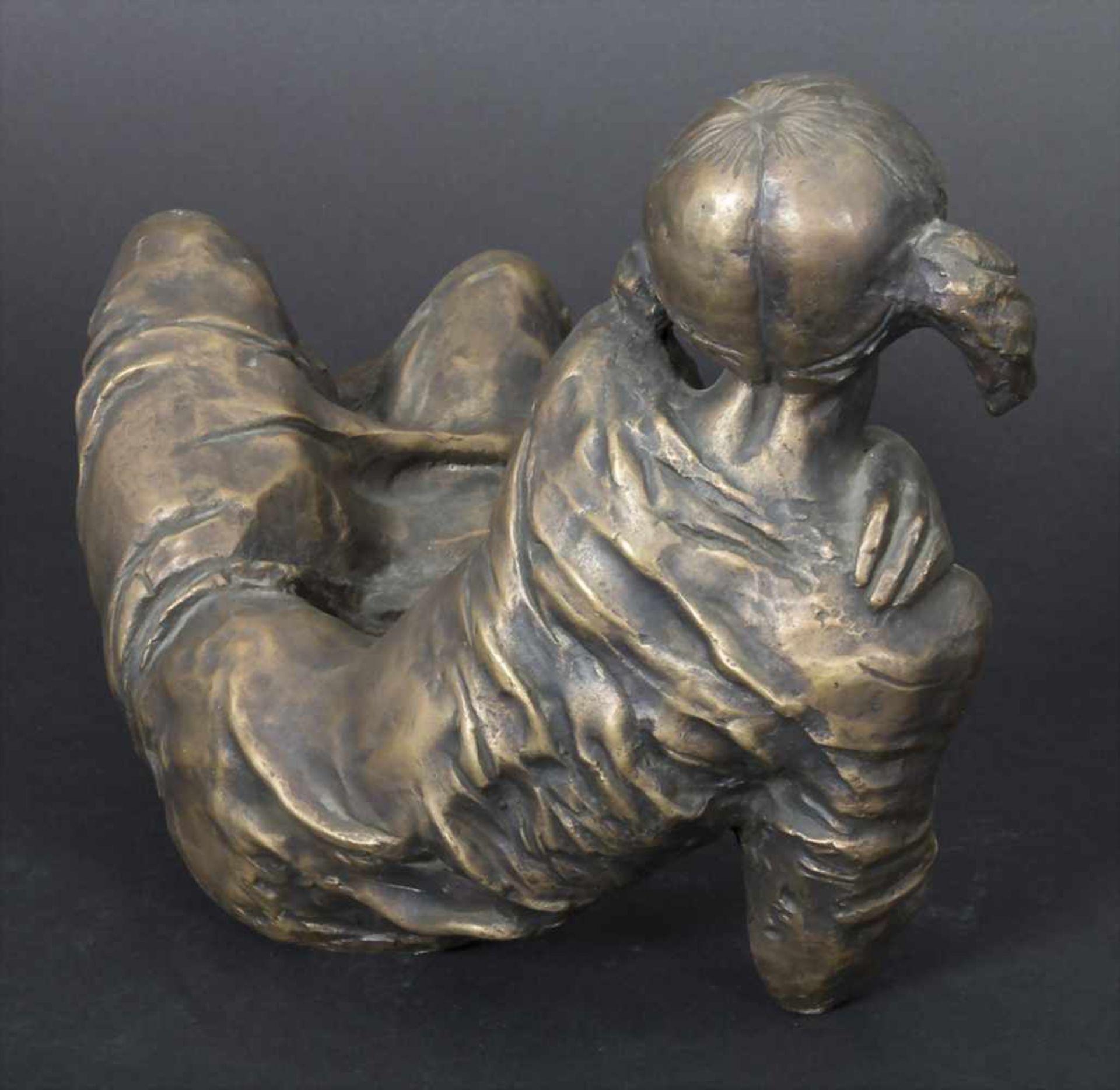 Valerie Tóth (*1943), 'Liegendes Mädchen' / 'A reclining girl'Technik: Bronze, patiniert, - Bild 6 aus 11