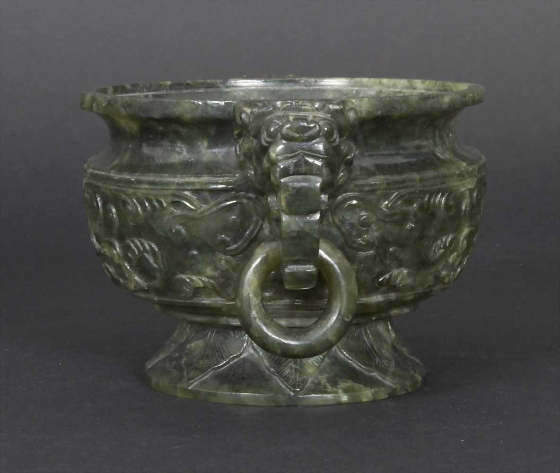 Koro, China, 18./19. Jh.Material: spinatgrüne Jade, Außenwandung fein beschnitzt mit archaischen - Image 6 of 19