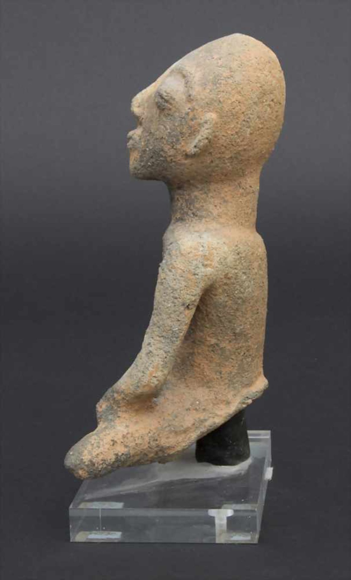 Tonfigur / A clay figure, präkolumbianischMaterial: gebrannter Ton, auf Plexiglassockel montiert, - Image 6 of 7