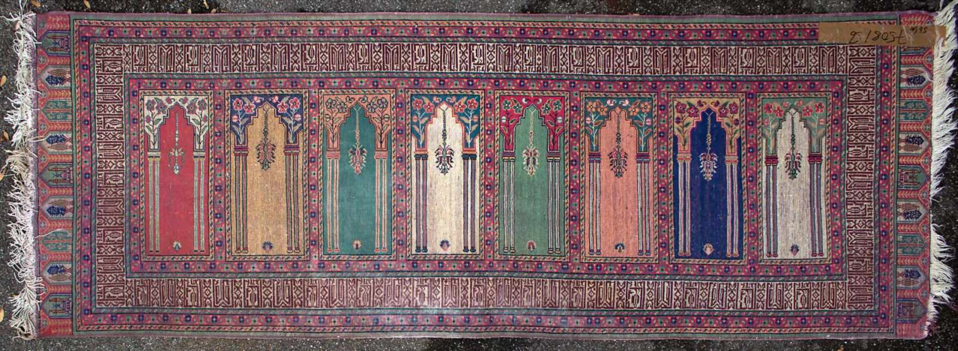 Orientteppich mit 8 Gebetsnischen / An oriental carpet with 8 mihrabsMaterial: Wolle auf - Image 4 of 7