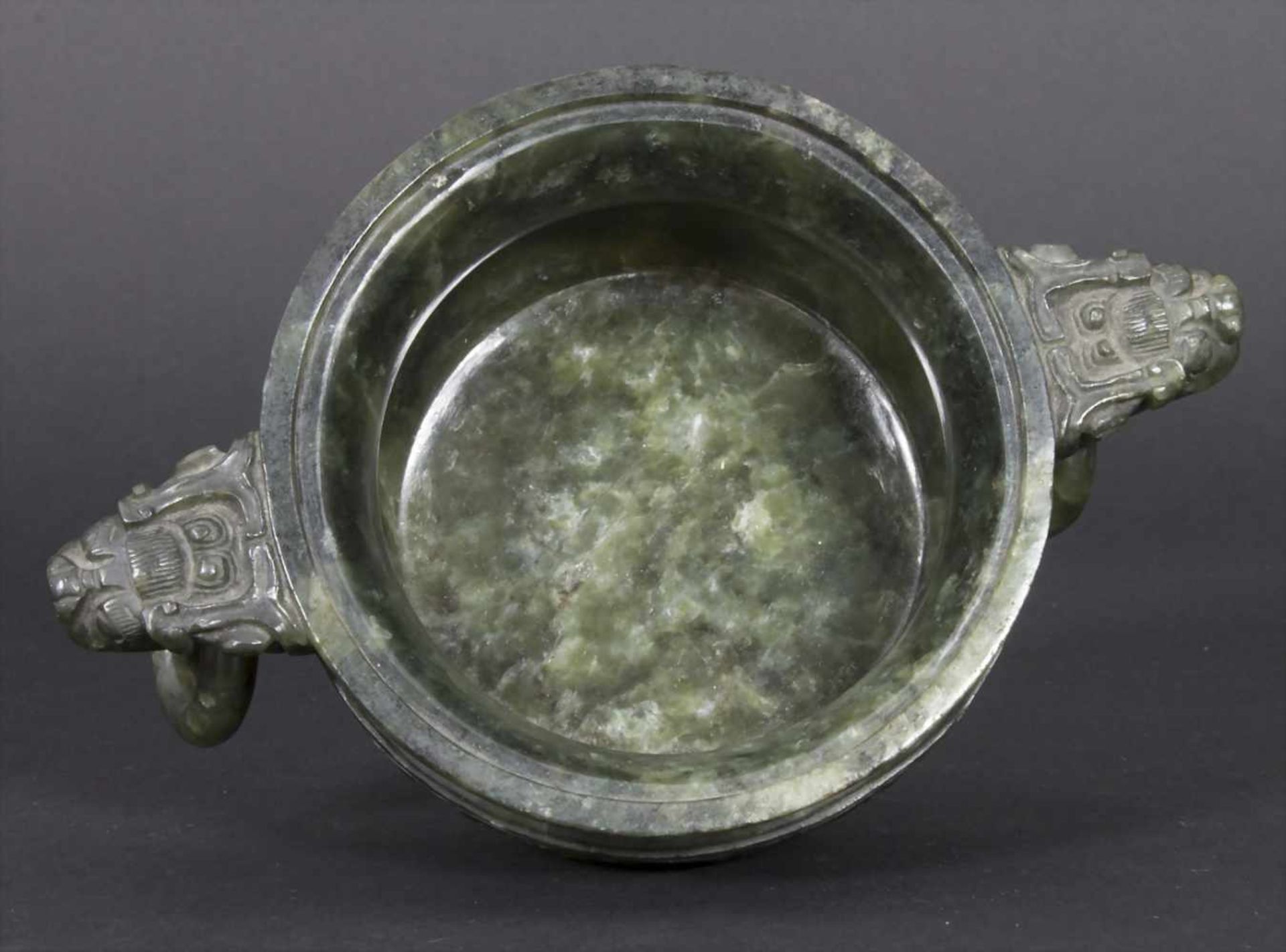 Koro, China, 18./19. Jh.Material: spinatgrüne Jade, Außenwandung fein beschnitzt mit archaischen - Bild 8 aus 19