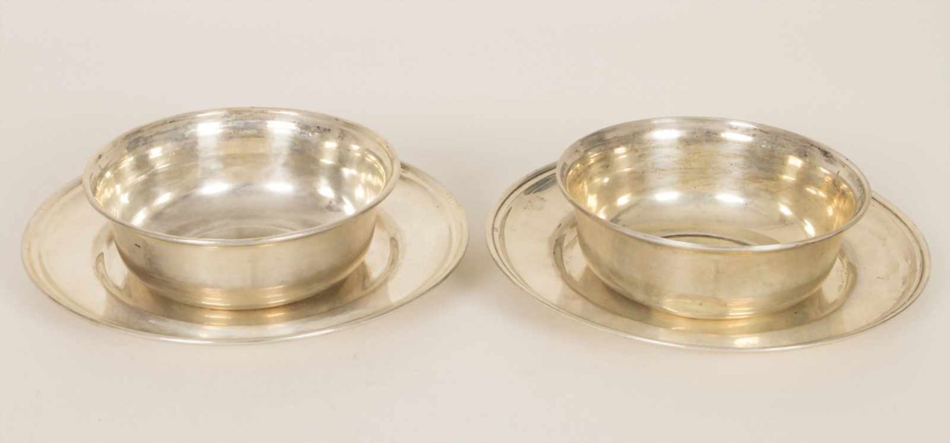 Paar Schüsseln mit Unterteller / A pair of silver bowls with saucersMaterial: Silber 800,