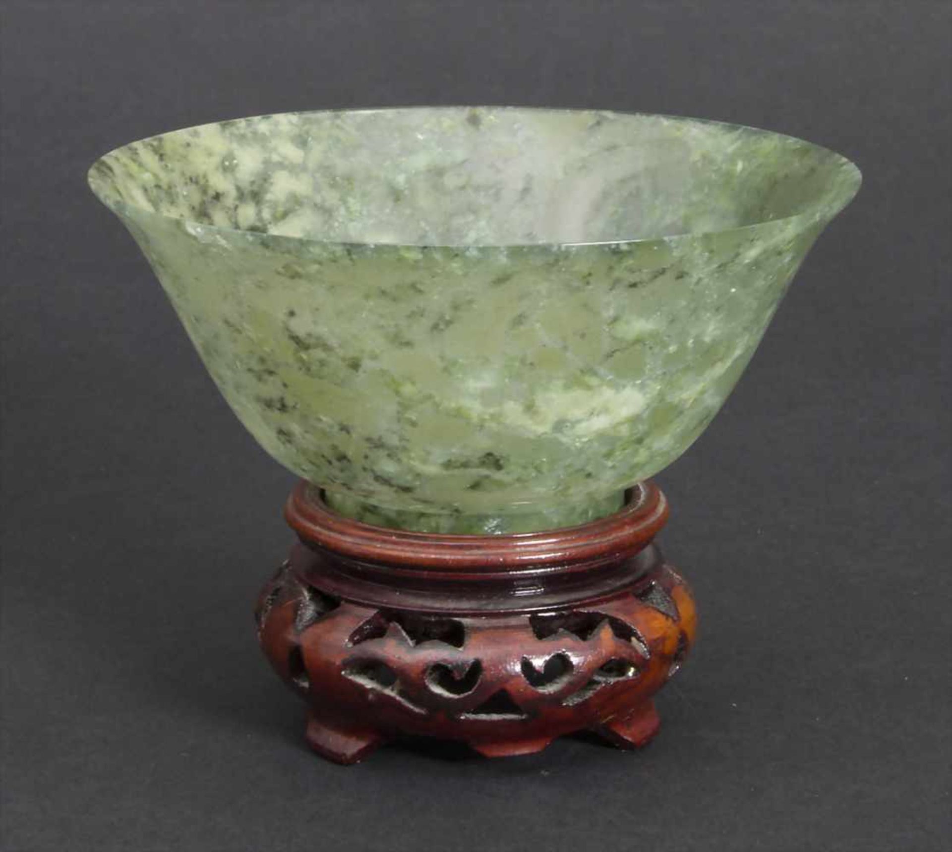 Jade Schale / A Jade Bowl, China, 20. Jh.Material: Jade, auf Holzständer,Maße: H. 5 cm,Zustand: gut-